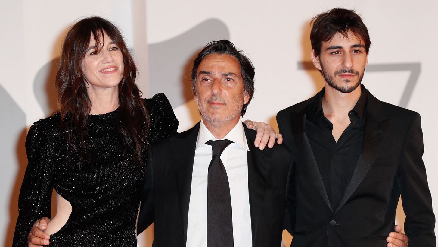 Ben Attal | &#x397; &#x3C0;&#x3C1;&#x3BF;&#x3B2;&#x3BB;&#x3B7;&#x3BC;&#x3B1;&#x3C4;&#x3B9;&#x3BA;&#x3AE; &#x3C3;&#x3C7;&#x3AD;&#x3C3;&#x3B7; &#x3BC;&#x3B5; &#x3C4;&#x3B7; &#x3BC;&#x3B7;&#x3C4;&#x3AD;&#x3C1;&#x3B1; &#x3C4;&#x3BF;&#x3C5;, Charlotte Gainsbourg
