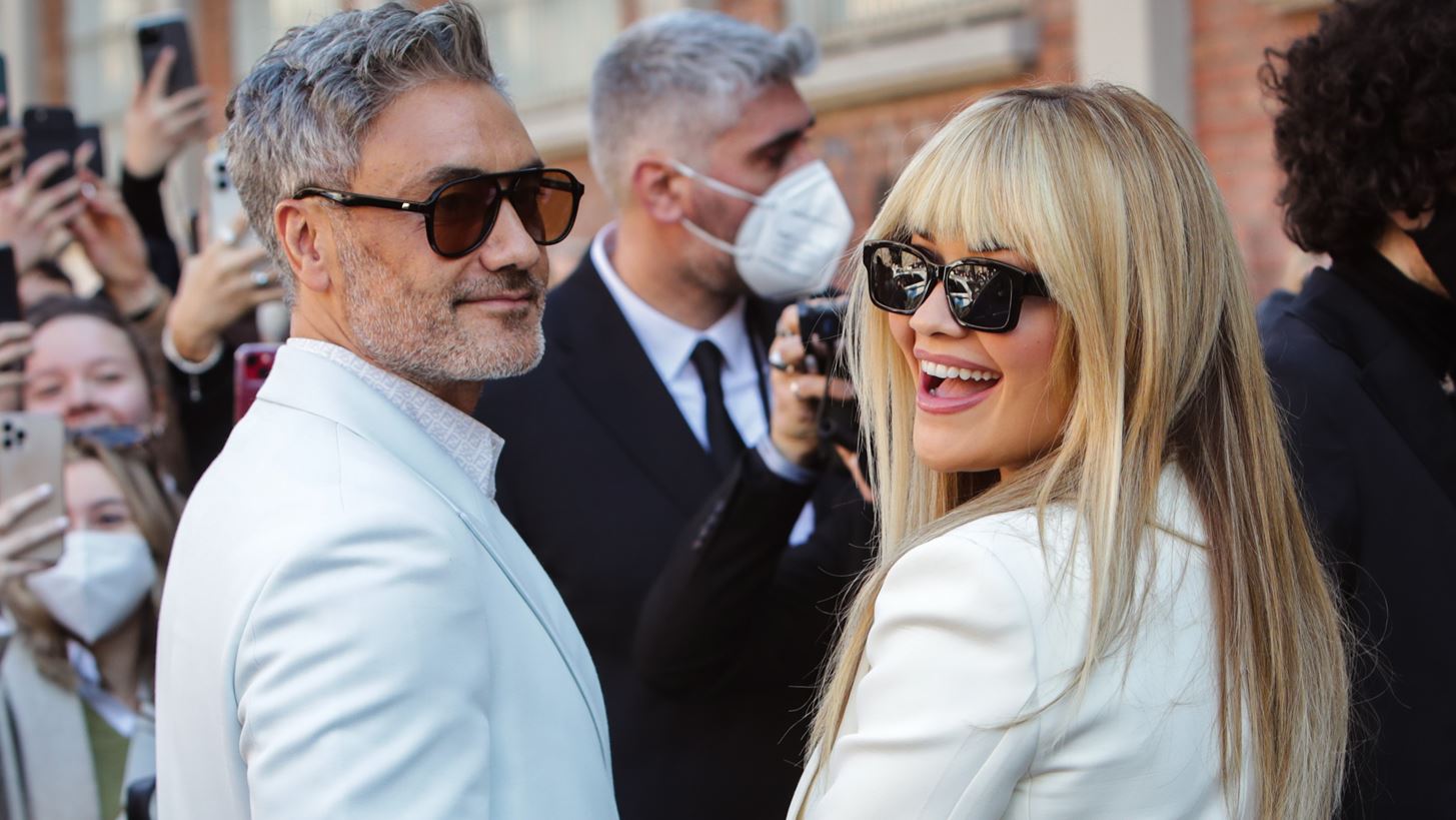 Rita Ora | &#x391;&#x3C1;&#x3C1;&#x3B1;&#x3B2;&#x3C9;&#x3BD;&#x3B9;&#x3AC;&#x3C3;&#x3C4;&#x3B7;&#x3BA;&#x3B5; &#x3C4;&#x3BF;&#x3BD; Taika Waititi