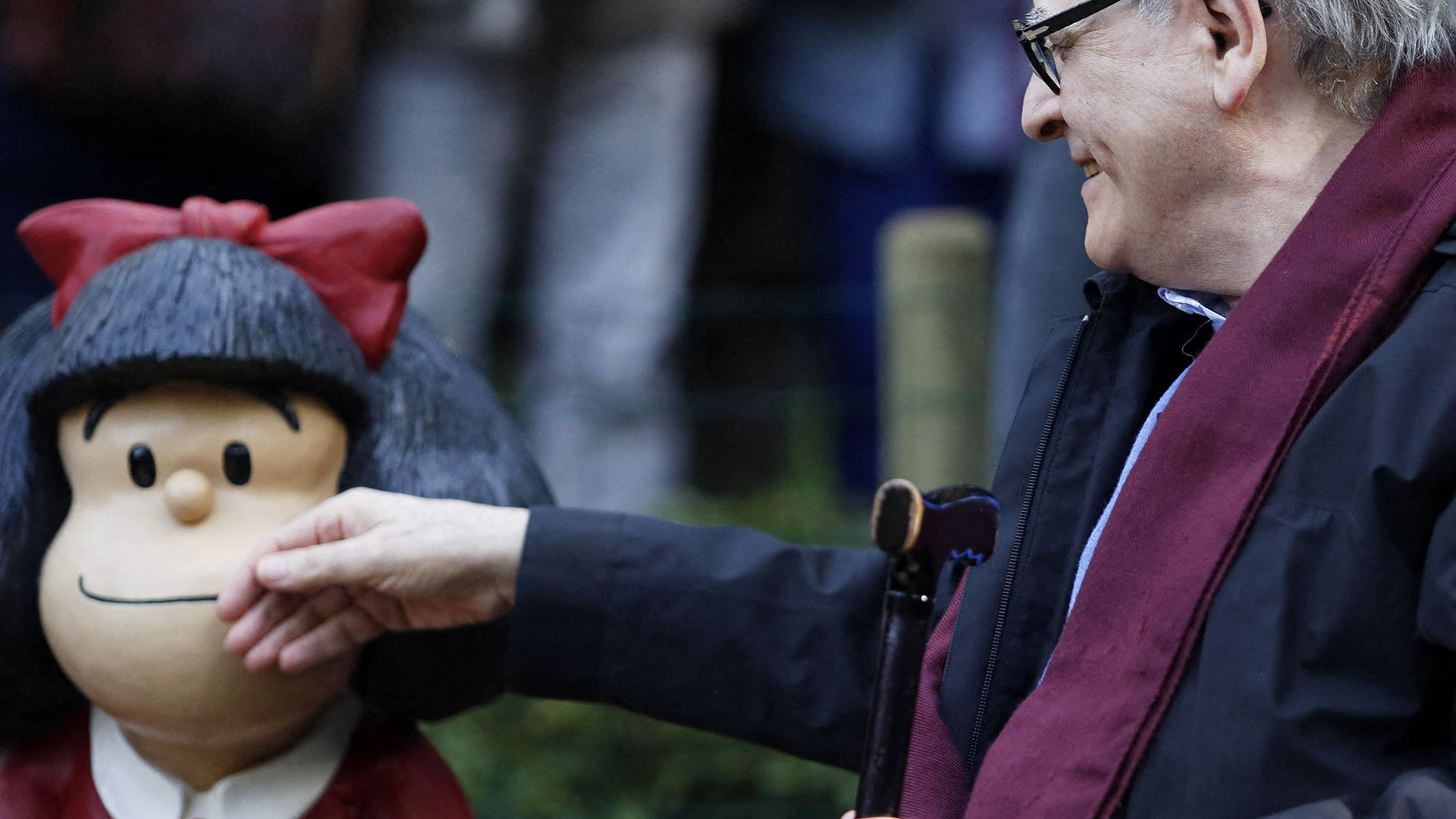 &#x388;&#x3C6;&#x3C5;&#x3B3;&#x3B5; &#x3B1;&#x3C0;&#x3CC; &#x3C4;&#x3B7; &#x3B6;&#x3C9;&#x3AE; &#x3BF; Quino, o &quot;&#x3BC;&#x3C0;&#x3B1;&#x3BC;&#x3C0;&#x3AC;&#x3C2;&quot; &#x3C4;&#x3B7;&#x3C2; &#x39C;&#x3B1;&#x3C6;&#x3AC;&#x3BB;&#x3BD;&#x3C4;&#x3B1;
