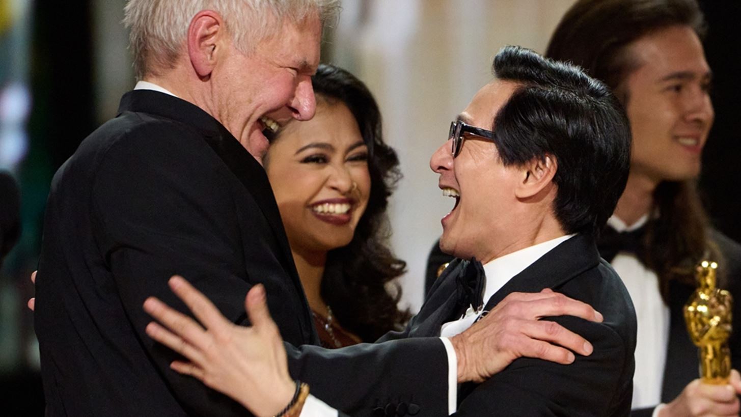 Ke Huy Quan - Harrison Ford | &#x391;&#x3B3;&#x3BA;&#x3B1;&#x3BB;&#x3B9;&#x3AC;&#x3C3;&#x3C4;&#x3B7;&#x3BA;&#x3B1;&#x3BD; &#x3C3;&#x3C4;&#x3B1; Oscars &#x3BC;&#x3B5;&#x3C4;&#x3AC; &#x3B1;&#x3C0;&#x3CC; 38 &#x3C7;&#x3C1;&#x3CC;&#x3BD;&#x3B9;&#x3B1; &#x3BA;&#x3B1;&#x3B9; &#x3B7; &#x3C6;&#x3C9;&#x3C4;&#x3BF;&#x3B3;&#x3C1;&#x3B1;&#x3C6;&#x3AF;&#x3B1; &#x3C4;&#x3BF;&#x3C5;&#x3C2; &#x3AD;&#x3B3;&#x3B9;&#x3BD;&#x3B5; viral