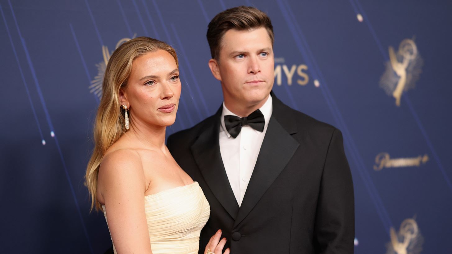 Emmys 2025 | &#x397; &#x3C3;&#x3C0;&#x3AC;&#x3BD;&#x3B9;&#x3B1; &#x3B5;&#x3BC;&#x3C6;&#x3AC;&#x3BD;&#x3B9;&#x3C3;&#x3B7; &#x3C4;&#x3B7;&#x3C2; Scarlett Johansson &#x3BC;&#x3B5; &#x3C4;&#x3BF;&#x3BD; &#x3C3;&#x3CD;&#x3B6;&#x3C5;&#x3B3;&#x3CC; &#x3C4;&#x3B7;&#x3C2; &#x3C3;&#x3C4;&#x3BF; &#x3BA;&#x3CC;&#x3BA;&#x3BA;&#x3B9;&#x3BD;&#x3BF; &#x3C7;&#x3B1;&#x3BB;&#x3AF;