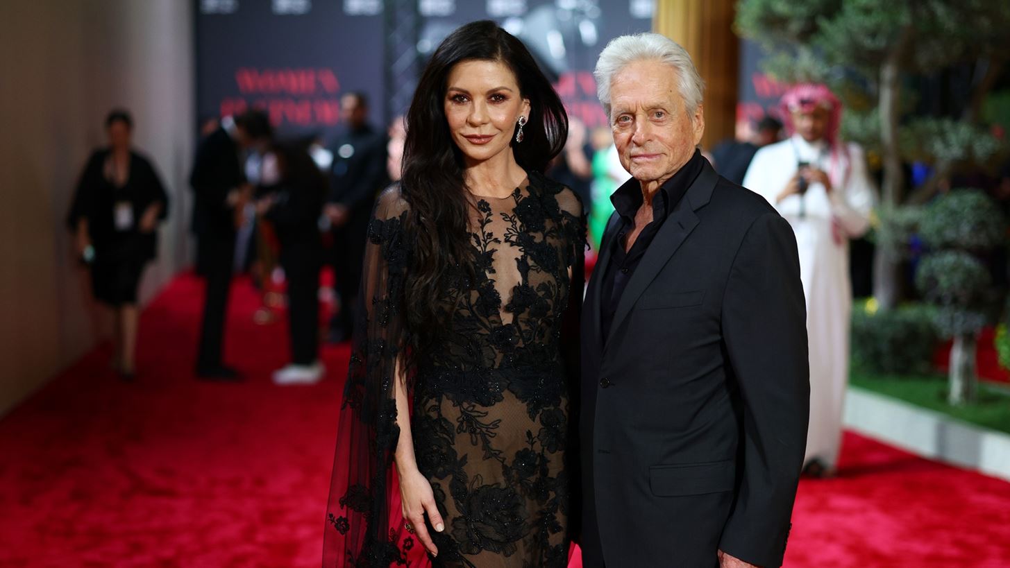 Catherine Zeta - Jones | &#x397; &quot;&#x3B4;&#x3CD;&#x3C3;&#x3BA;&#x3BF;&#x3BB;&#x3B7;&quot; &#x3C0;&#x3B1;&#x3C1;&#x3B1;&#x3B4;&#x3BF;&#x3C7;&#x3AE; &#x3B3;&#x3B9;&#x3B1; &#x3C4;&#x3B7; &#x3C3;&#x3C7;&#x3AD;&#x3C3;&#x3B7; &#x3C4;&#x3B7;&#x3C2; &#x3BC;&#x3B5; &#x3C4;&#x3BF;&#x3BD; Michael Douglas