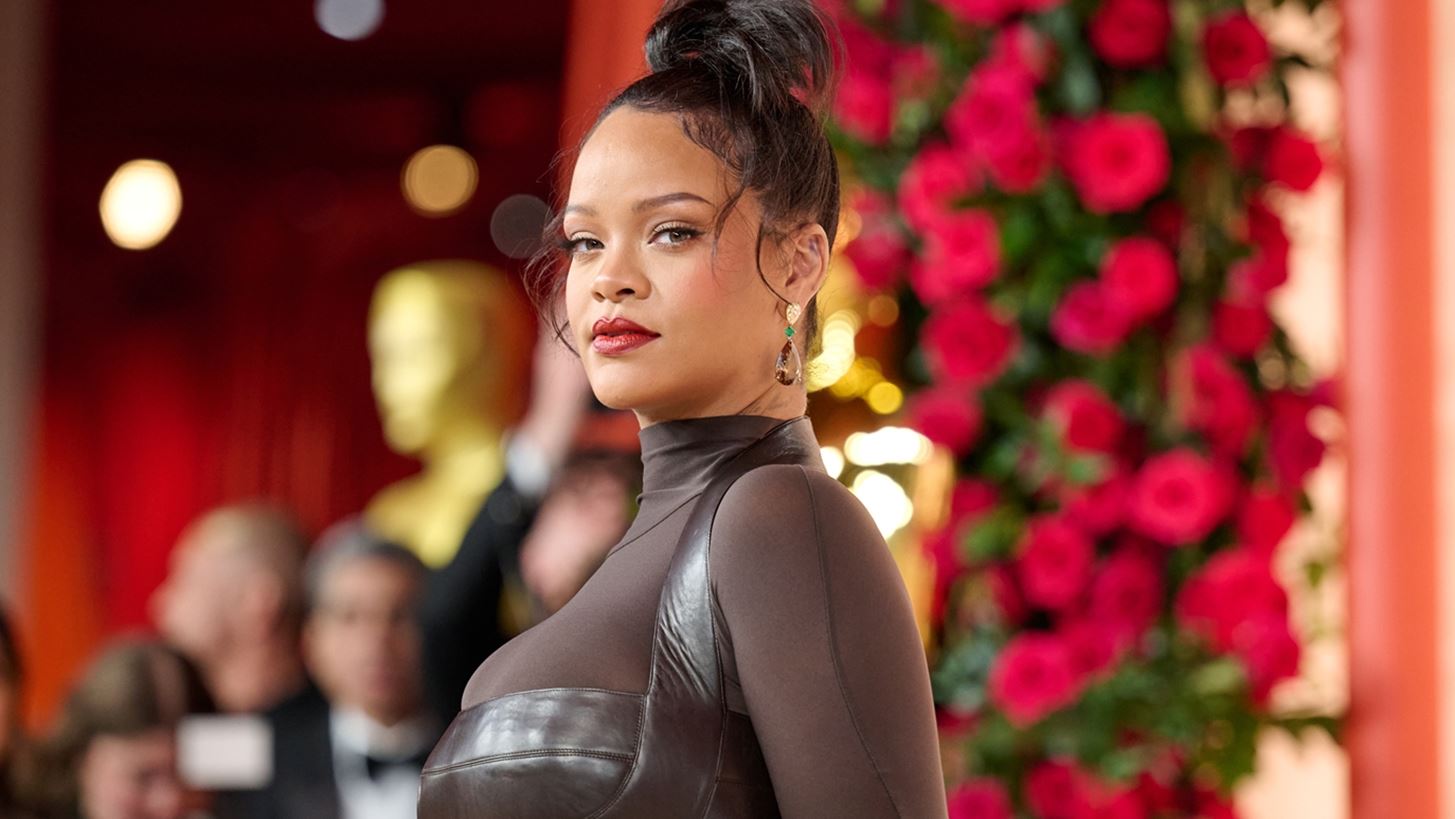 Rihanna | &#x388;&#x3C6;&#x3C4;&#x3B1;&#x3C3;&#x3B5; &#x3C3;&#x3C4;&#x3B1; Oscars &#x3BC;&#x3B5; sneakers &#x3BA;&#x3B1;&#x3B9; oversized &#x3A4;-shirt