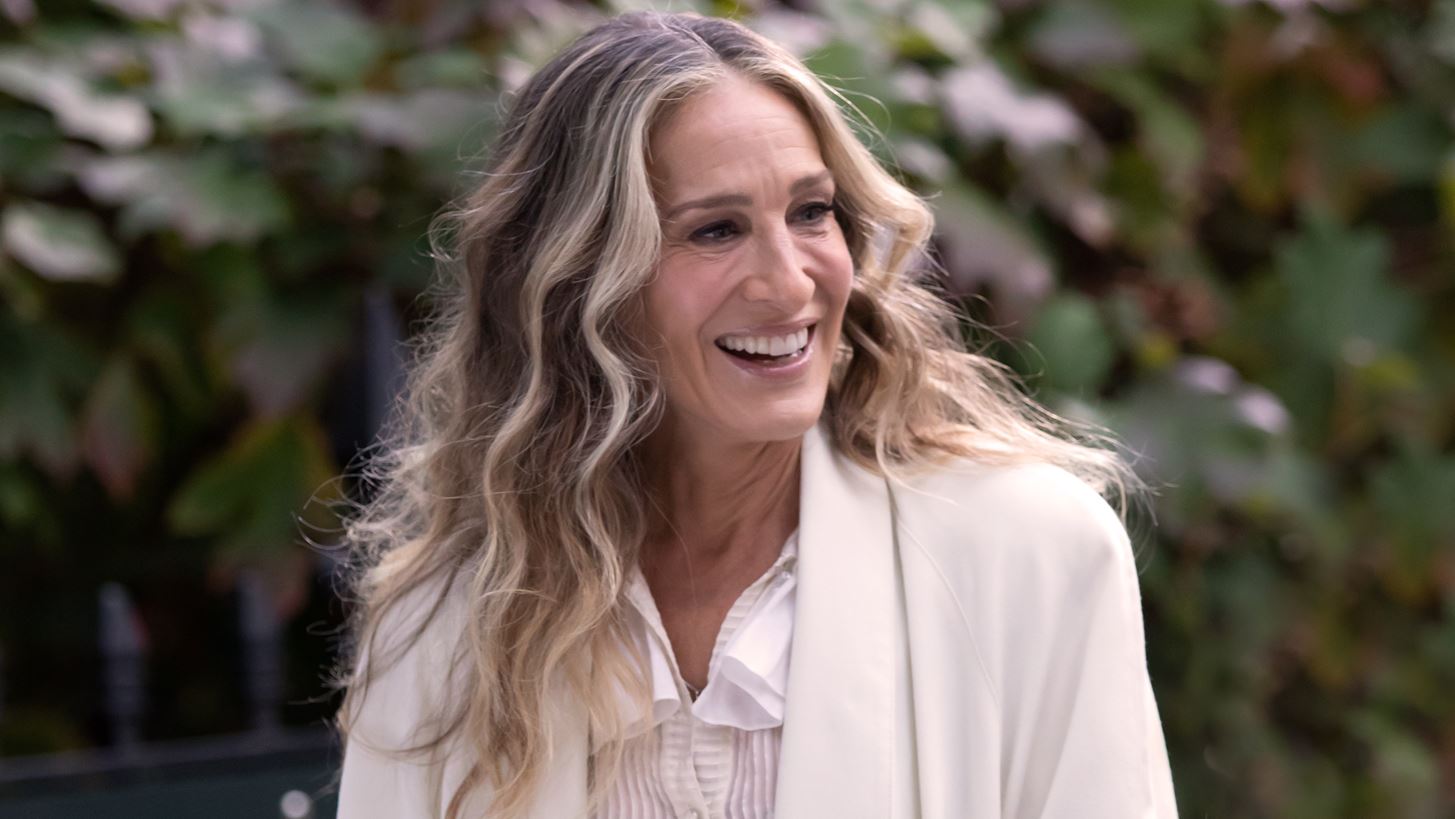 And Just Like That | &#x397; &#x3B5;&#x3C0;&#x3B9;&#x3C3;&#x3C4;&#x3C1;&#x3BF;&#x3C6;&#x3AE; &#x3C4;&#x3B7;&#x3C2; &#x3C0;&#x3B9;&#x3BF; iconic &#x3C4;&#x3C3;&#x3AC;&#x3BD;&#x3C4;&#x3B1;&#x3C2; &#x3BA;&#x3B1;&#x3B9; &#x3B7; &#x3C3;&#x3C5;&#x3BD;&#x3B5;&#x3C1;&#x3B3;&#x3B1;&#x3C3;&#x3AF;&#x3B1; &#x3C4;&#x3B7;&#x3C2; Sarah Jessica Parker &#x3BC;&#x3B5; &#x3C4;&#x3BF;&#x3BD; &#x3BF;&#x3AF;&#x3BA;&#x3BF; Fendi