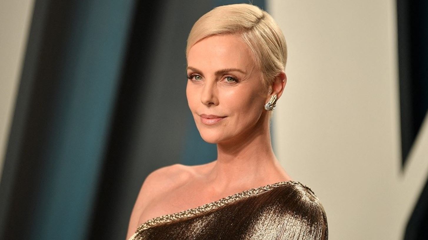 &#x397; 46&#x3C7;&#x3C1;&#x3BF;&#x3BD;&#x3B7; Charlize Theron &#x3B5;&#x3BD;&#x3C4;&#x3C5;&#x3C0;&#x3C9;&#x3C3;&#x3B9;&#x3AC;&#x3B6;&#x3B5;&#x3B9; &#x3BC;&#x3B5; &#x3C4;&#x3BF; &#x3BC;&#x3B1;&#x3CD;&#x3C1;&#x3BF; &#x3C4;&#x3B7;&#x3C2; &#x3BC;&#x3C0;&#x3B9;&#x3BA;&#x3AF;&#x3BD;&#x3B9; &#x3B5;&#x3BD;&#x3CE; &#x3B1;&#x3C0;&#x3BF;&#x3BB;&#x3B1;&#x3BC;&#x3B2;&#x3AC;&#x3BD;&#x3B5;&#x3B9; &#x3C0;&#x3B1;&#x3B9;&#x3C7;&#x3BD;&#x3AF;&#x3B4;&#x3B9;&#x3B1; &#x3C3;&#x3C4;&#x3B7; &#x3B8;&#x3AC;&#x3BB;&#x3B1;&#x3C3;&#x3C3;&#x3B1; &#x3BC;&#x3B5; &#x3C4;&#x3B9;&#x3C2; &#x3BA;&#x3CC;&#x3C1;&#x3B5;&#x3C2; &#x3C4;&#x3B7;&#x3C2;