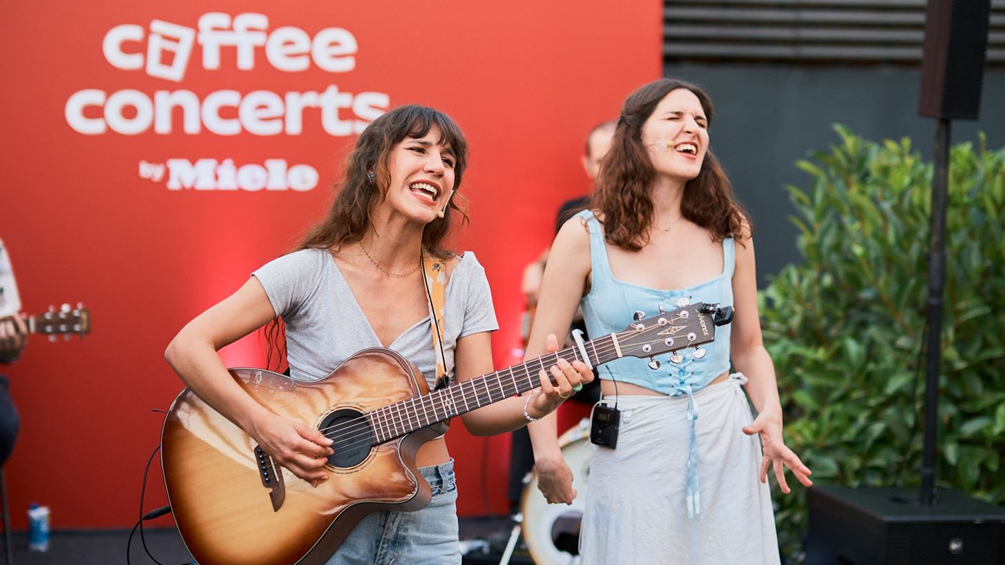 Coffee Concerts by Miele | &#x3A4;&#x3B1; &#x3B1;&#x3C0;&#x3CC;&#x3BB;&#x3C5;&#x3C4;&#x3B1; unplugged live &#x3C4;&#x3BF;&#x3C5; &#x3BA;&#x3B1;&#x3BB;&#x3BF;&#x3BA;&#x3B1;&#x3B9;&#x3C1;&#x3B9;&#x3BF;&#x3CD; &#x3BE;&#x3B5;&#x3BA;&#x3AF;&#x3BD;&#x3B7;&#x3C3;&#x3B1;&#x3BD; &#x3BC;&#x3B5; &#x3C4;&#x3B9;&#x3C2; &#x3A3;&#x3BA;&#x3B9;&#x3B1;&#x3B4;&#x3B1;&#x3C1;&#x3AD;&#x3C3;&#x3B5;&#x3C2;
