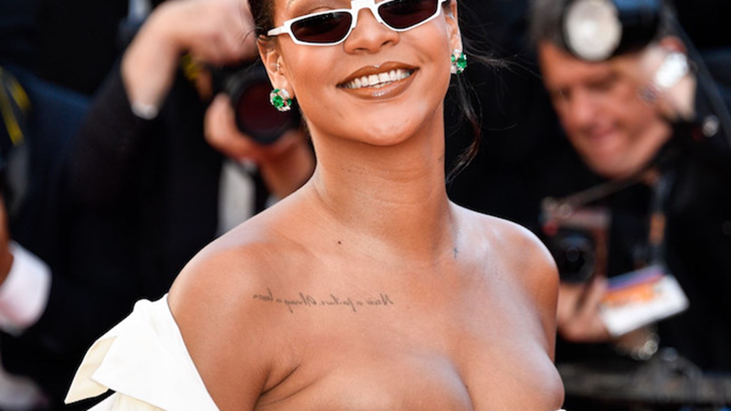 &#x397; Rihanna &#x3B4;&#x3AF;&#x3BD;&#x3B5;&#x3B9; &#x3C4;&#x3B7; &#x3B4;&#x3B9;&#x3BA;&#x3AE; &#x3C4;&#x3B7;&#x3C2; &#x3B1;&#x3C0;&#x3AC;&#x3BD;&#x3C4;&#x3B7;&#x3C3;&#x3B7; &#x3C3;&#x3C4;&#x3B1; &#x3C3;&#x3C7;&#x3CC;&#x3BB;&#x3B9;&#x3B1; &#x3B3;&#x3B9;&#x3B1; &#x3C4;&#x3B1; &#x3BA;&#x3B9;&#x3BB;&#x3AC; &#x3C4;&#x3B7;&#x3C2;