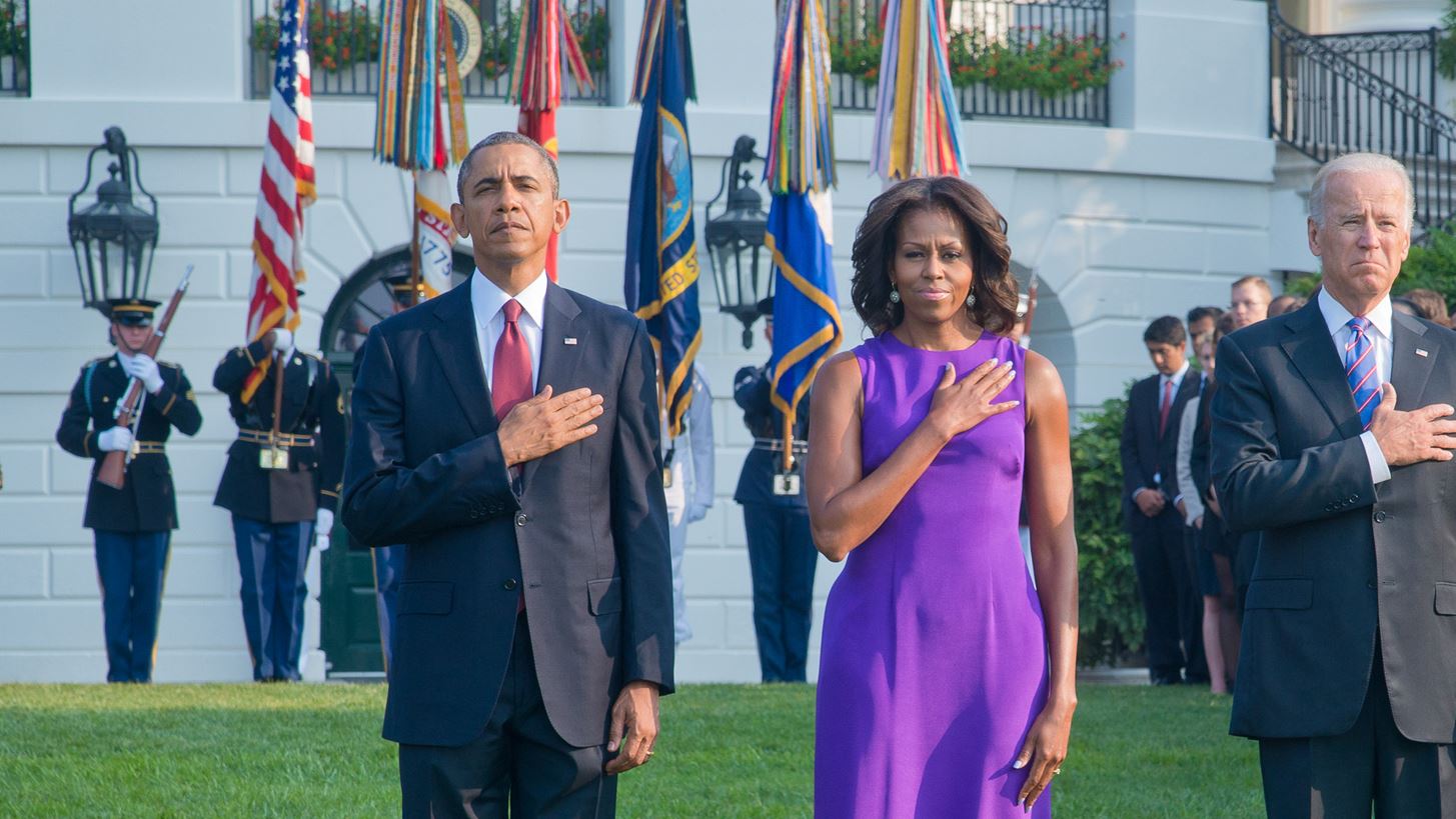&#x39F; Barack &#x3BA;&#x3B1;&#x3B9; &#x3B7; Michelle Obama &#x3B8;&#x3C1;&#x3B7;&#x3BD;&#x3BF;&#x3CD;&#x3BD; &#x3C4;&#x3B1; &#x3B8;&#x3CD;&#x3BC;&#x3B1;&#x3C4;&#x3B1; &#x3C4;&#x3B7;&#x3C2; &#x39F;&#x3C5;&#x3B2;&#x3AC;&#x3BB;&#x3BD;&#x3C4;&#x3B5;