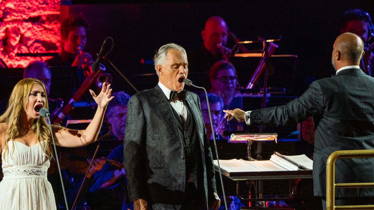 Sani Festival | &#x39F; Andrea Bocelli &#x3C5;&#x3C0;&#x3AD;&#x3B3;&#x3C1;&#x3B1;&#x3C8;&#x3B5; &#x3C4;&#x3BF;&#x3BD; &#x3B5;&#x3BD;&#x3C4;&#x3C5;&#x3C0;&#x3C9;&#x3C3;&#x3B9;&#x3B1;&#x3BA;&#x3CC; &quot;&#x3B5;&#x3C0;&#x3AF;&#x3BB;&#x3BF;&#x3B3;&#x3BF;&quot; &#x3C4;&#x3BF;&#x3C5; &#x3C6;&#x3B5;&#x3C3;&#x3C4;&#x3B9;&#x3B2;&#x3AC;&#x3BB; &#x3BC;&#x3B5; &#x3C4;&#x3B7; &#x3BC;&#x3B1;&#x3B3;&#x3B9;&#x3BA;&#x3AE; &#x3C6;&#x3C9;&#x3BD;&#x3AE; &#x3C4;&#x3BF;&#x3C5;