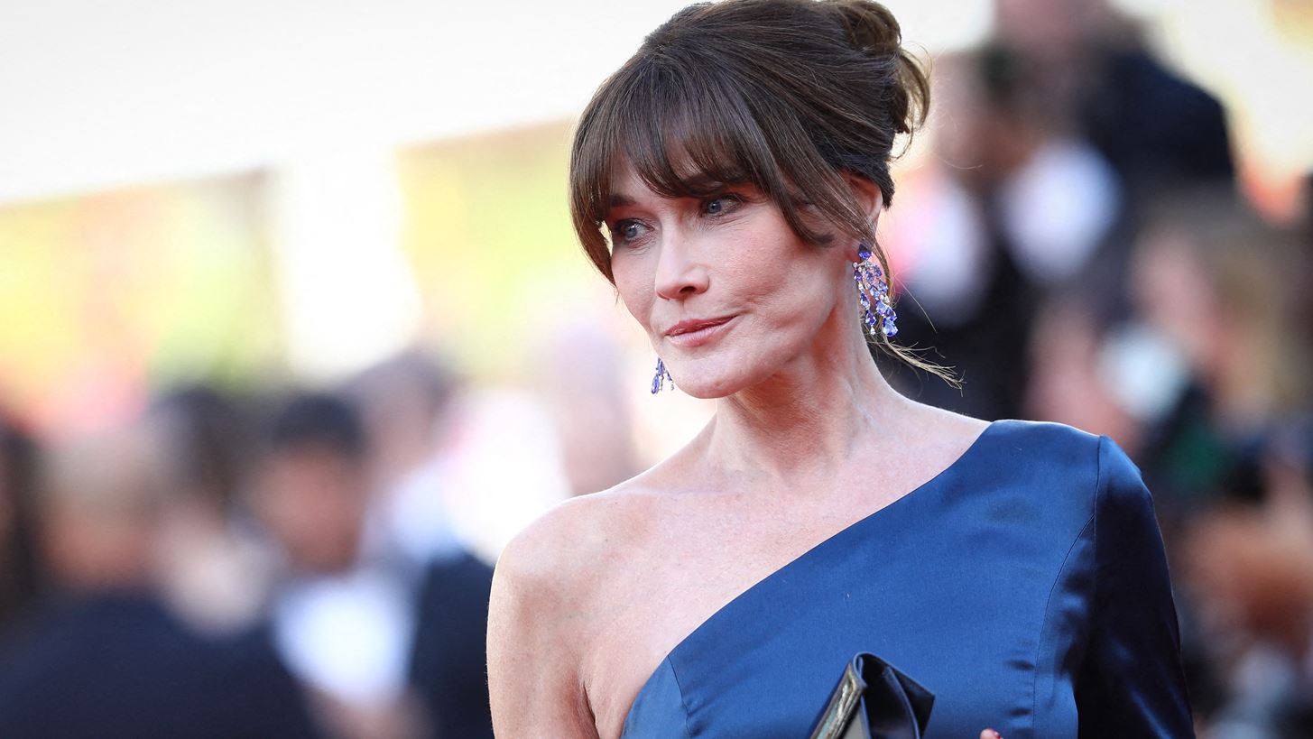 &#x397; Carla Bruni &#x3B1;&#x3C0;&#x3BF;&#x3BB;&#x3B1;&#x3BC;&#x3B2;&#x3AC;&#x3BD;&#x3B5;&#x3B9; &#x3C4;&#x3B1; &#x3BA;&#x3B1;&#x3C4;&#x3B1;&#x3B3;&#x3AC;&#x3BB;&#x3B1;&#x3BD;&#x3B1; &#x3BD;&#x3B5;&#x3C1;&#x3AC; &#x3C4;&#x3B7;&#x3C2; &#x395;&#x3BB;&#x3BB;&#x3AC;&#x3B4;&#x3B1;&#x3C2; &#x3C3;&#x3C4;&#x3B9;&#x3C2; &#x3BA;&#x3B1;&#x3BB;&#x3BF;&#x3BA;&#x3B1;&#x3C1;&#x3B9;&#x3BD;&#x3AD;&#x3C2; &#x3C4;&#x3B7;&#x3C2; &#x3B4;&#x3B9;&#x3B1;&#x3BA;&#x3BF;&#x3C0;&#x3AD;&#x3C2;