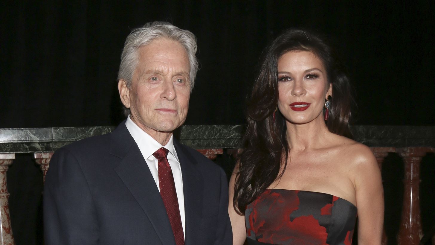 &#x397; &quot;&#x3C4;&#x3B9;&#x3BC;&#x3C9;&#x3C1;&#x3AF;&#x3B1;&quot; &#x3C0;&#x3BF;&#x3C5; &#x3B5;&#x3C0;&#x3B9;&#x3B2;&#x3AC;&#x3BB;&#x3BB;&#x3B5;&#x3B9; &#x3B7; Catherine Zeta-Jones &#x3C3;&#x3C4;&#x3BF;&#x3BD; Michael Douglas &#x3CC;&#x3C4;&#x3B1;&#x3BD; &#x3B5;&#x3BA;&#x3B5;&#x3AF;&#x3BD;&#x3BF;&#x3C2; &#x3C7;&#x3AC;&#x3BD;&#x3B5;&#x3B9; &#x3C3;&#x3C4;&#x3BF; &#x3B3;&#x3BA;&#x3BF;&#x3BB;&#x3C6;