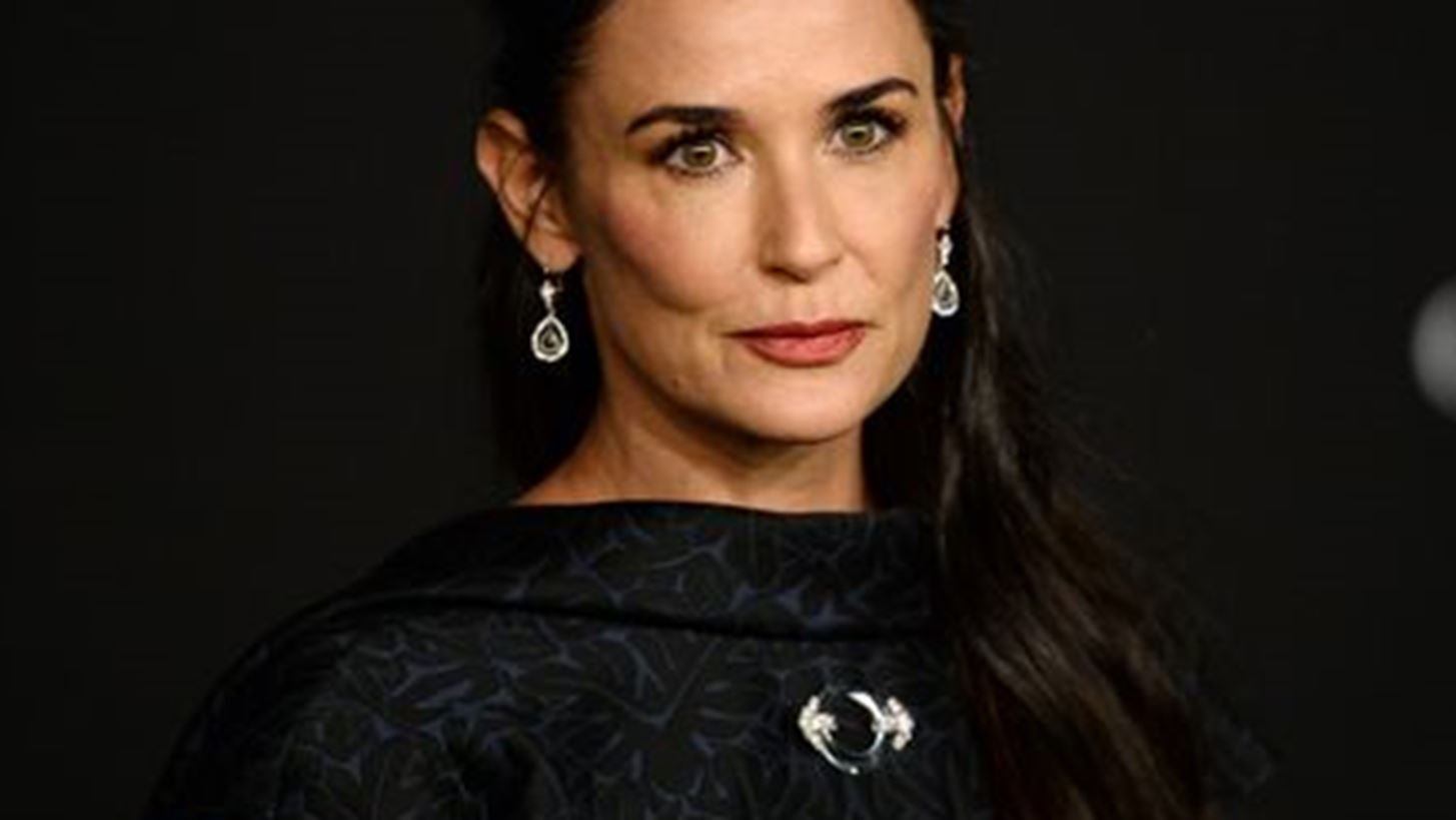 Blast from the past: &#x38C;&#x3C4;&#x3B1;&#x3BD; &#x3B7; Demi Moore &#x3C0;&#x3CC;&#x3B6;&#x3B1;&#x3C1;&#x3B5; &#x3C3;&#x3C4;&#x3B7;&#x3BD; &#x3B1;&#x3B3;&#x3BA;&#x3B1;&#x3BB;&#x3B9;&#x3AC; &#x3C4;&#x3BF;&#x3C5; &#x386;&#x3B3;&#x3B9;&#x3BF;&#x3C5; &#x392;&#x3B1;&#x3C3;&#x3AF;&#x3BB;&#x3B7; &#x3C4;&#x3BF; 1993