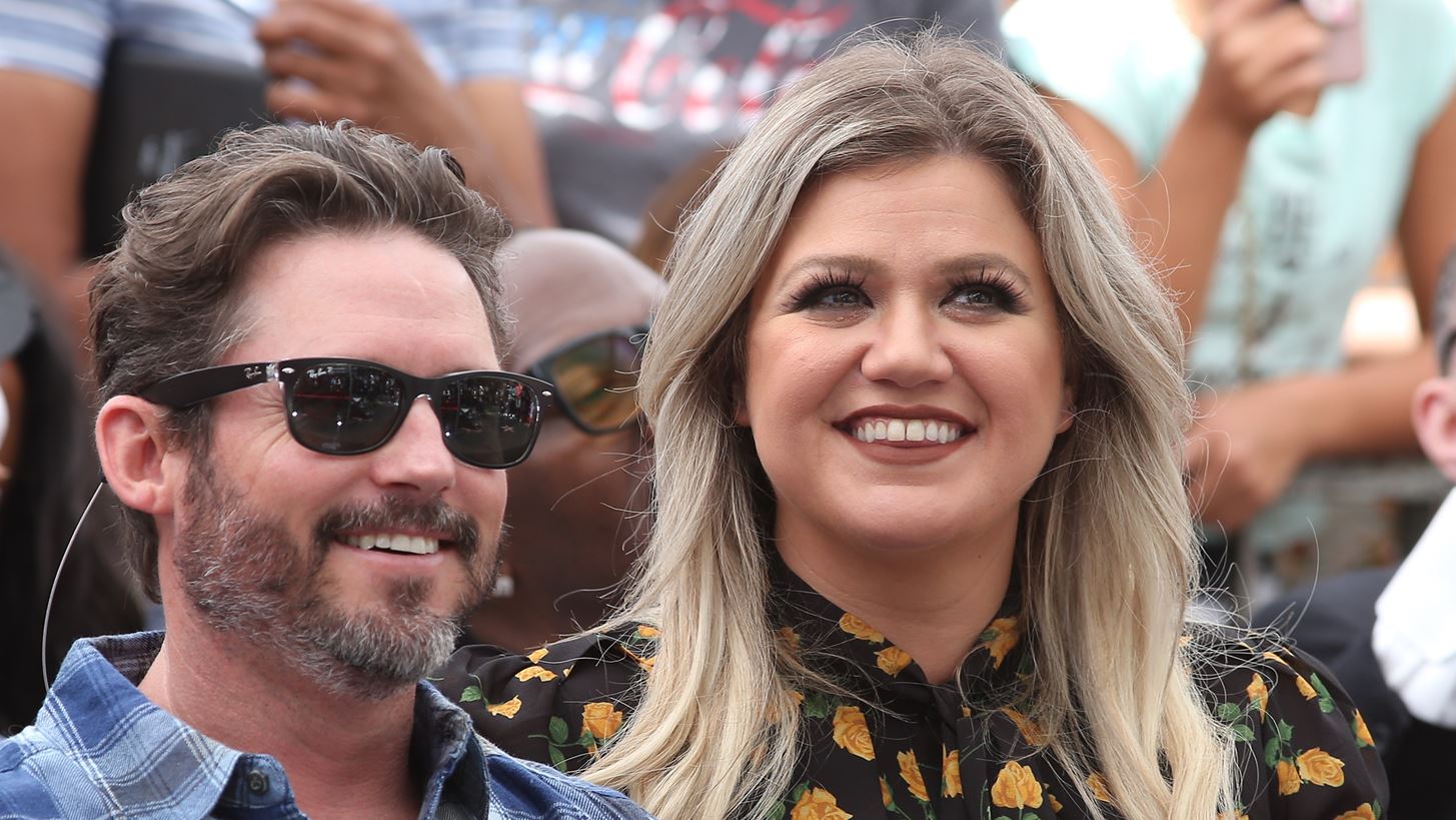 &#x397; Kelly Clarkson &#x3AC;&#x3BB;&#x3BB;&#x3B1;&#x3BE;&#x3B5; &#x3C4;&#x3BF;&#x3C5;&#x3C2; &#x3C3;&#x3C4;&#x3AF;&#x3C7;&#x3BF;&#x3C5;&#x3C2; &#x3B5;&#x3BD;&#x3CC;&#x3C2; &#x3C4;&#x3C1;&#x3B1;&#x3B3;&#x3BF;&#x3C5;&#x3B4;&#x3B9;&#x3BF;&#x3CD; &#x3B3;&#x3B9;&#x3B1; &#x3BD;&#x3B1; &quot;&#x3B5;&#x3C0;&#x3B9;&#x3C4;&#x3B5;&#x3B8;&#x3B5;&#x3AF;&quot; &#x3C3;&#x3C4;&#x3BF;&#x3BD; &#x3C0;&#x3C1;&#x3CE;&#x3B7;&#x3BD; &#x3C3;&#x3CD;&#x3B6;&#x3C5;&#x3B3;&#x3CC; &#x3C4;&#x3B7;&#x3C2;