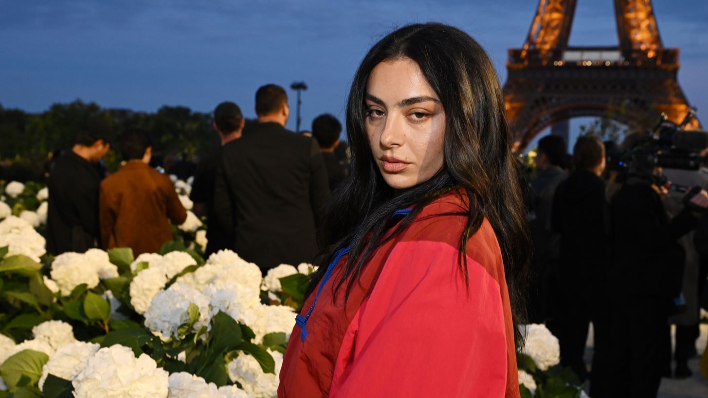 &#x391;&#x3C0;&#x3BF;&#x3BA;&#x3BB;&#x3B5;&#x3B9;&#x3C3;&#x3C4;&#x3B9;&#x3BA;&#x3CC; | &#x397; &#x3C4;&#x3B1;&#x3B9;&#x3BD;&#x3AF;&#x3B1; &#x3BD;&#x3C4;&#x3B5;&#x3BC;&#x3C0;&#x3BF;&#x3CD;&#x3C4;&#x3BF; &#x3C4;&#x3B7;&#x3C2; Charli XCX &#x3C3;&#x3C4;&#x3B7; &#x3BC;&#x3B5;&#x3B3;&#x3AC;&#x3BB;&#x3B7; &#x3BF;&#x3B8;&#x3CC;&#x3BD;&#x3B7; &#x3BA;&#x3AC;&#x3BD;&#x3B5;&#x3B9; &#x3C0;&#x3C1;&#x3B5;&#x3BC;&#x3B9;&#x3AD;&#x3C1;&#x3B1; &#x3C3;&#x3C4;&#x3B7;&#x3BD; &#x395;&#x3BB;&#x3BB;&#x3AC;&#x3B4;&#x3B1;