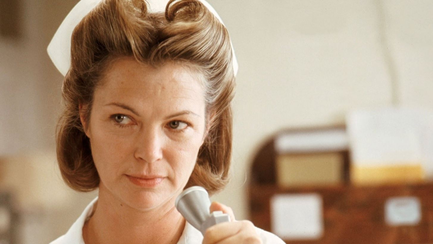Louise Fletcher | &#x388;&#x3C6;&#x3C5;&#x3B3;&#x3B5; &#x3B1;&#x3C0;&#x3CC; &#x3C4;&#x3B7; &#x3B6;&#x3C9;&#x3AE; &#x3B7; &#x3C0;&#x3B9;&#x3BF; &#x3B4;&#x3B9;&#x3AC;&#x3C3;&#x3B7;&#x3BC;&#x3B7; &quot;&#x3BA;&#x3B1;&#x3BA;&#x3B9;&#x3AC;&quot; &#x3C4;&#x3BF;&#x3C5; Hollywood
