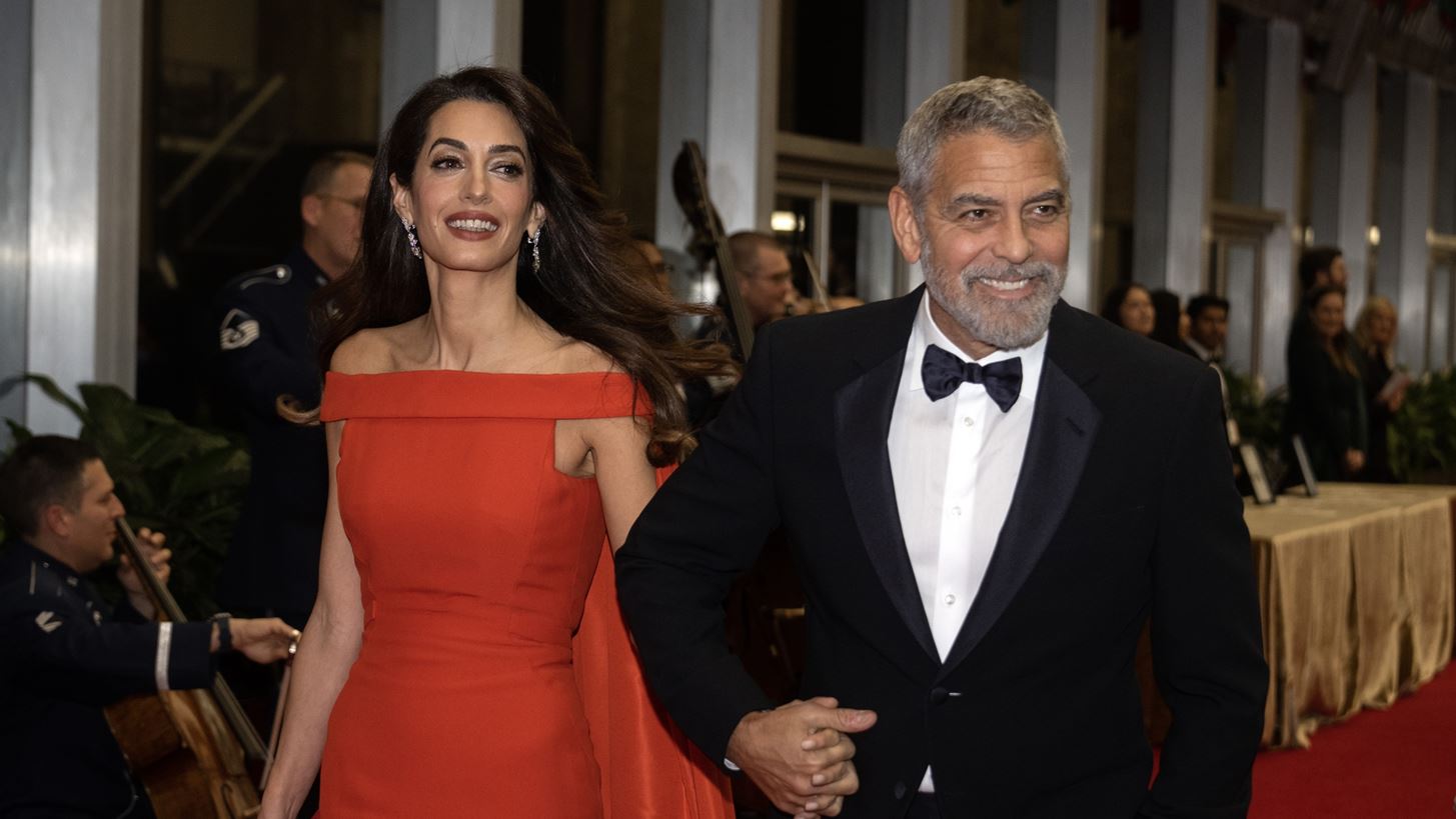 Amal Clooney | &#x397; &#x3C6;&#x3BB;&#x3BF;&#x3B3;&#x3B5;&#x3C1;&#x3AE; &#x3B5;&#x3BC;&#x3C6;&#x3AC;&#x3BD;&#x3B9;&#x3C3;&#x3B7; &#x3C4;&#x3B7;&#x3C2; &#x3C3;&#x3C4;&#x3BF; &#x3BA;&#x3CC;&#x3BA;&#x3BA;&#x3B9;&#x3BD;&#x3BF; &#x3C7;&#x3B1;&#x3BB;&#x3AF;