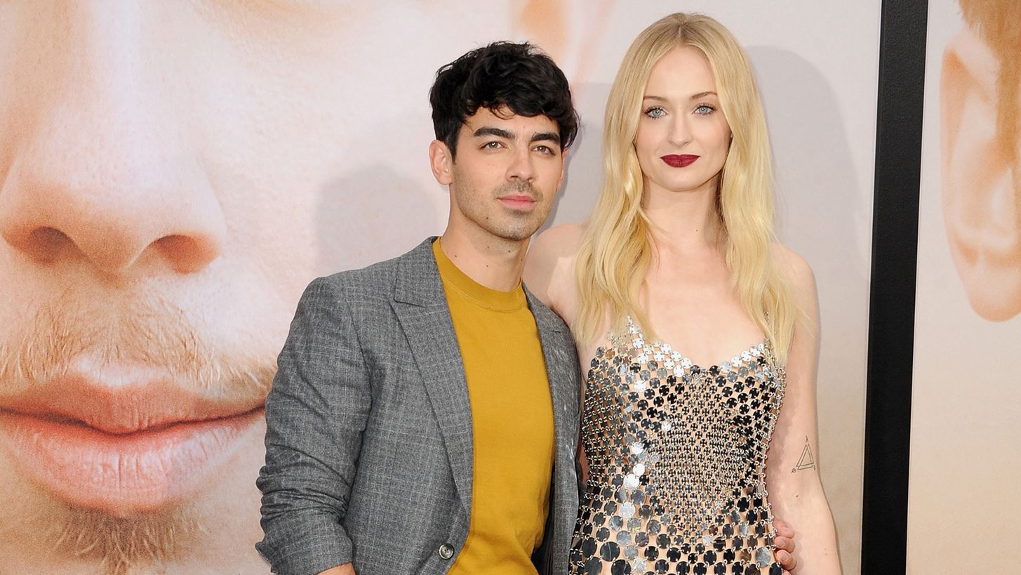 Joe Jonas - Sophie Turner | &#x3A7;&#x3C9;&#x3C1;&#x3AF;&#x3B6;&#x3BF;&#x3C5;&#x3BD; &#x3BC;&#x3B5;&#x3C4;&#x3AC; &#x3B1;&#x3C0;&#x3CC; 4 &#x3C7;&#x3C1;&#x3CC;&#x3BD;&#x3B9;&#x3B1; &#x3B3;&#x3AC;&#x3BC;&#x3BF;&#x3C5;