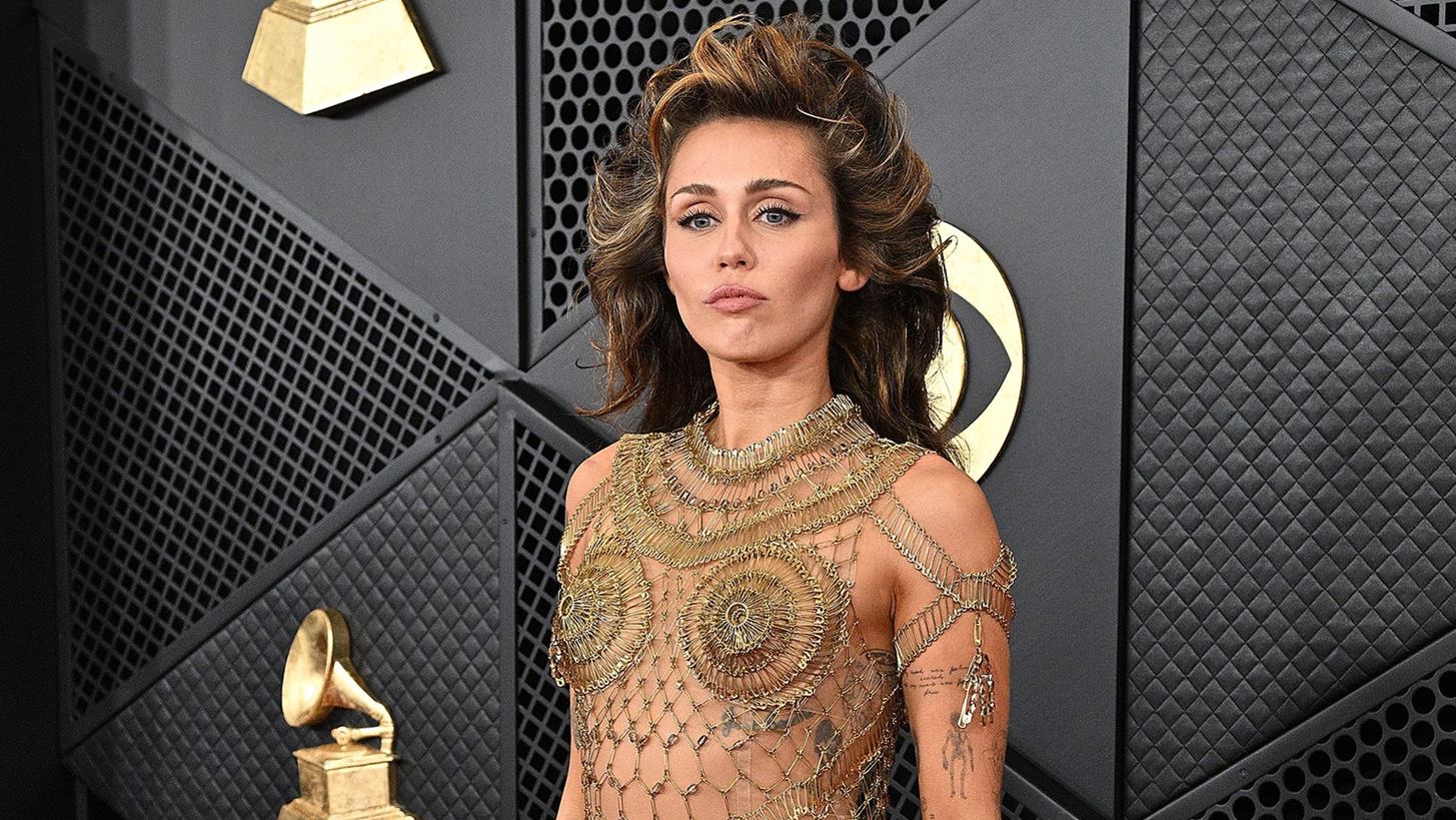Miley Cyrus: &#x388;&#x3C4;&#x3C3;&#x3B9; &#x3C6;&#x3C4;&#x3B9;&#x3AC;&#x3C7;&#x3C4;&#x3B7;&#x3BA;&#x3B5; &#x3C4;&#x3BF; custom Maison Margiela &#x3C6;&#x3CC;&#x3C1;&#x3B5;&#x3BC;&#x3AC; &#x3C4;&#x3B7;&#x3C2;