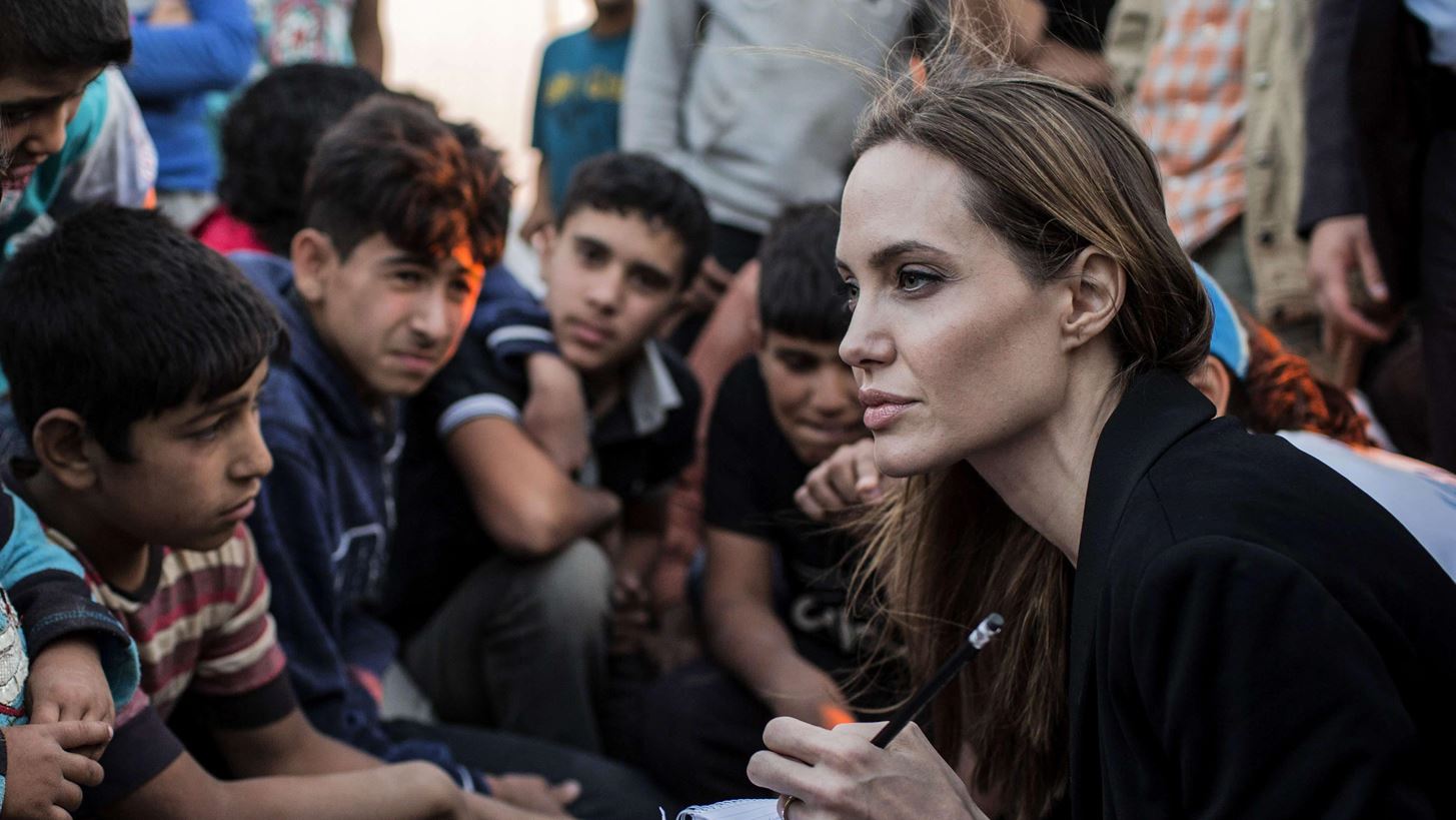 &#x397; Angelina Jolie &#x3B1;&#x3C0;&#x3BF;&#x3C5;&#x3C3;&#x3AF;&#x3B1;&#x3B6;&#x3B5; &#x3B1;&#x3C0;&#x3CC; &#x3C4;&#x3B1; &#x38C;&#x3C3;&#x3BA;&#x3B1;&#x3C1; &#x3B3;&#x3B9;&#x3B1;&#x3C4;&#x3AF; &#x3C0;&#x3C1;&#x3BF;&#x3C4;&#x3AF;&#x3BC;&#x3B7;&#x3C3;&#x3B5; &#x3BD;&#x3B1; &#x3B2;&#x3C1;&#x3B5;&#x3B8;&#x3B5;&#x3AF; &#x3BA;&#x3BF;&#x3BD;&#x3C4;&#x3AC; &#x3C3;&#x3B5; &#x3C0;&#x3B1;&#x3B9;&#x3B4;&#x3B9;&#x3AC; &#x3C0;&#x3C1;&#x3BF;&#x3C3;&#x3C6;&#x3CD;&#x3B3;&#x3C9;&#x3BD; &#x3B1;&#x3C0;&#x3CC; &#x3C4;&#x3B7;&#x3BD; &#x39F;&#x3C5;&#x3BA;&#x3C1;&#x3B1;&#x3BD;&#x3AF;&#x3B1;