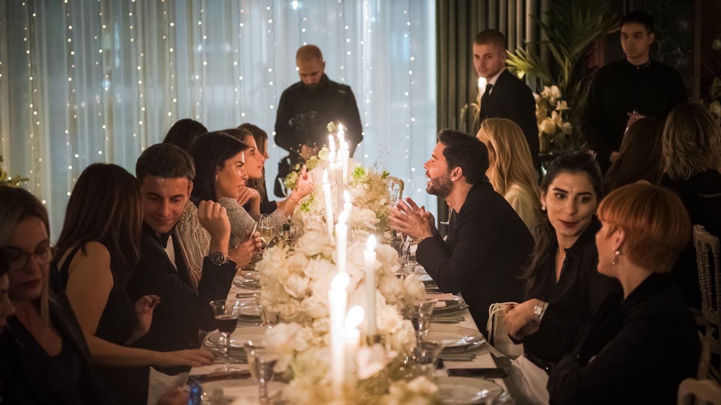 &#x3A4;&#x3BF; &#x3BB;&#x3B1;&#x3BC;&#x3C0;&#x3B5;&#x3C1;&#x3CC; Christmas dinner &#x3C4;&#x3BF;&#x3C5; &#x3BF;&#x3AF;&#x3BA;&#x3BF;&#x3C5; Parfums Christian Dior &#x3C3;&#x3C4;&#x3BF; Ath&#xE9;n&#xE9;e