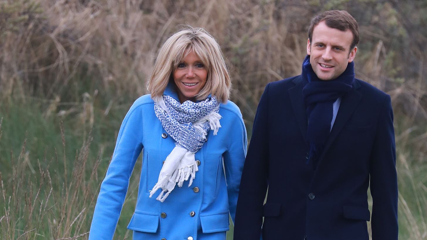 &#x397; Brigitte Macron &#x3BA;&#x3B1;&#x3B8;&#x3B9;&#x3C3;&#x3BC;&#x3AD;&#x3BD;&#x3B7; &#x3C3;&#x3C4;&#x3B1; &#x3C0;&#x3CC;&#x3B4;&#x3B9;&#x3B1; &#x3C4;&#x3BF;&#x3C5; &#x3C3;&#x3C5;&#x3B6;&#x3CD;&#x3B3;&#x3BF;&#x3C5; &#x3C4;&#x3B7;&#x3C2;, Emmanuel, &#x3C3;&#x3C4;&#x3BF; &#x3C0;&#x3B1;&#x3C1;&#x3B1;&#x3C3;&#x3BA;&#x3AE;&#x3BD;&#x3B9;&#x3BF; &#x3C4;&#x3B7;&#x3C2; &#x3C0;&#x3C1;&#x3BF;&#x3B5;&#x3BA;&#x3BB;&#x3BF;&#x3B3;&#x3B9;&#x3BA;&#x3AE;&#x3C2; &#x3B5;&#x3BA;&#x3C3;&#x3C4;&#x3C1;&#x3B1;&#x3C4;&#x3B5;&#x3AF;&#x3B1;&#x3C2; &#x3C4;&#x3BF;&#x3C5;