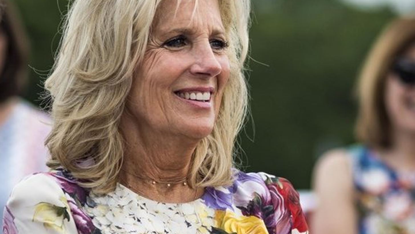 Jill Biden | &#x3A4;&#x3BF; &#x3C3;&#x3C4;&#x3B9;&#x3BB; &#x3C4;&#x3B7;&#x3C2; &#x3A0;&#x3C1;&#x3CE;&#x3C4;&#x3B7;&#x3C2; &#x39A;&#x3C5;&#x3C1;&#x3AF;&#x3B1;&#x3C2; &#x3C4;&#x3C9;&#x3BD; &#x397;&#x3A0;&#x391;