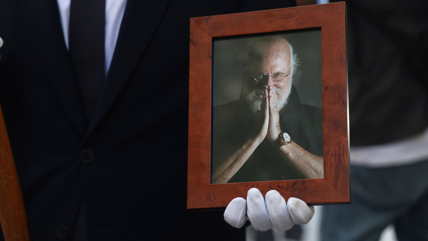 "Θα στην προσέχουμε την Άσπα" | Οι συγκινητικοί επικήδειοι στην εξόδιο ακολουθία του Διονύση Σαββόπουλου