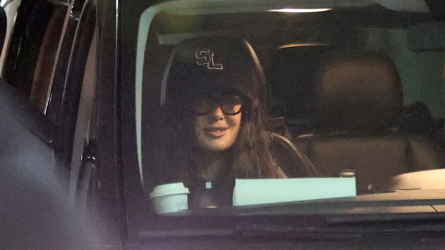&#x3A3;&#x3C4;&#x3BF; &#x3B1;&#x3B5;&#x3C1;&#x3BF;&#x3B4;&#x3C1;&#x3CC;&#x3BC;&#x3B9;&#x3BF; &quot;&#x395;&#x3BB;. &#x392;&#x3B5;&#x3BD;&#x3B9;&#x3B6;&#x3AD;&#x3BB;&#x3BF;&#x3C2;&quot; &#x3B7; Salma Hayek | &#x397; low profile &#x3AC;&#x3C6;&#x3B9;&#x3BE;&#x3B7; &#x3C3;&#x3C4;&#x3B7;&#x3BD; &#x391;&#x3B8;&#x3AE;&#x3BD;&#x3B1;