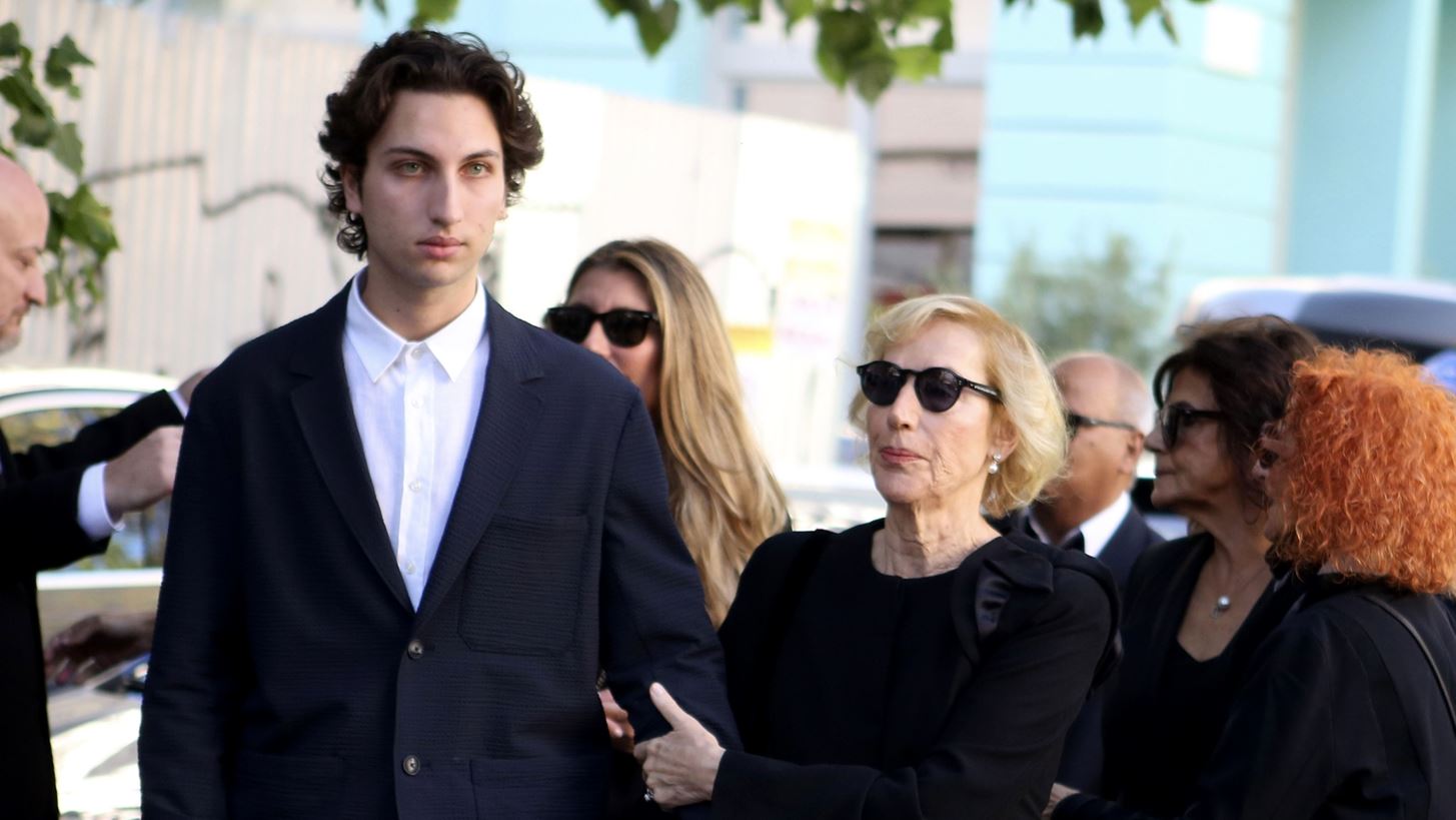 Η κίνηση του εγγονού του Διονύση Σαββόπουλου στη γιαγιά του, Άσπα, έξω από την Μητρόπολη Αθηνών
