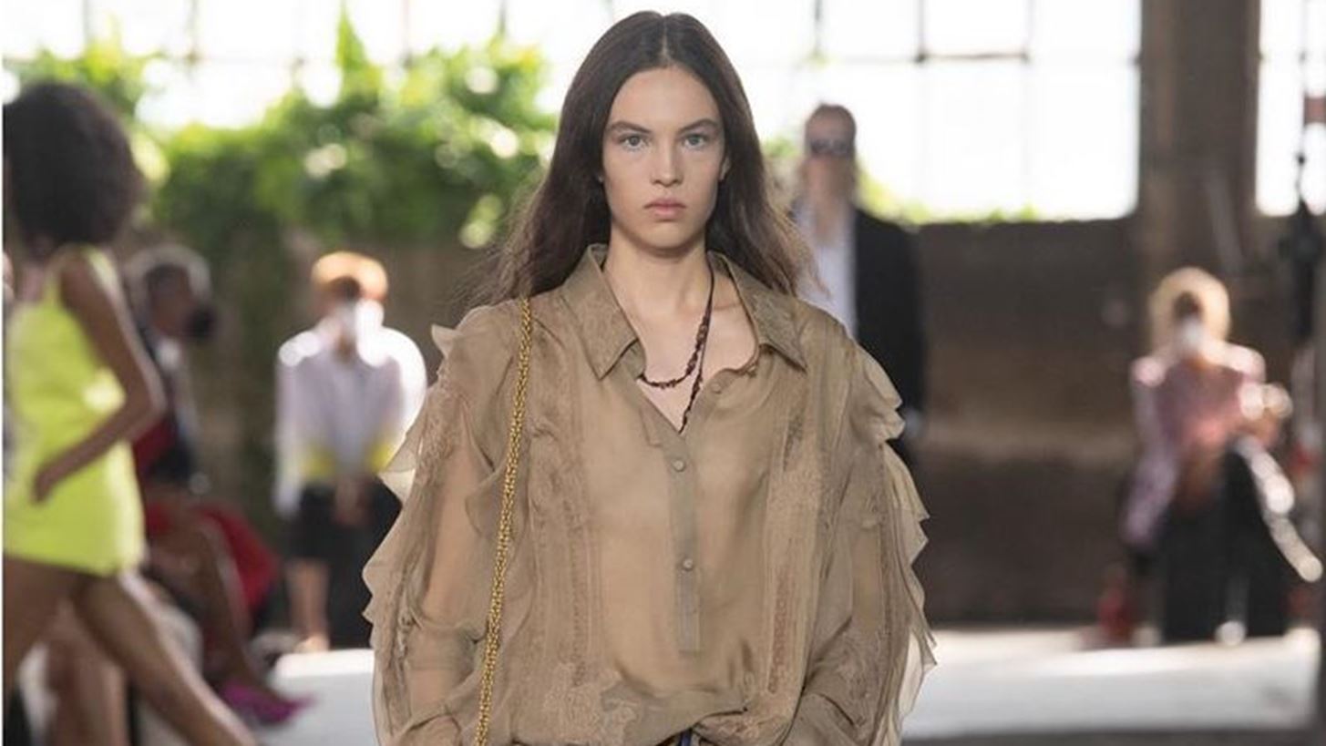 &#x39F; Valentino &#x3B5;&#x3C0;&#x3B1;&#x3BD;&#x3B1;&#x3C6;&#x3AD;&#x3C1;&#x3B5;&#x3B9; &#x3AD;&#x3BD;&#x3B1; &#x3BA;&#x3BB;&#x3B1;&#x3C3;&#x3B9;&#x3BA;&#x3CC; &#x3BC;&#x3BF;&#x3BD;&#x3C4;&#x3AD;&#x3BB;&#x3BF; &#x3C4;&#x3B7;&#x3C2; Levi&#x27;s