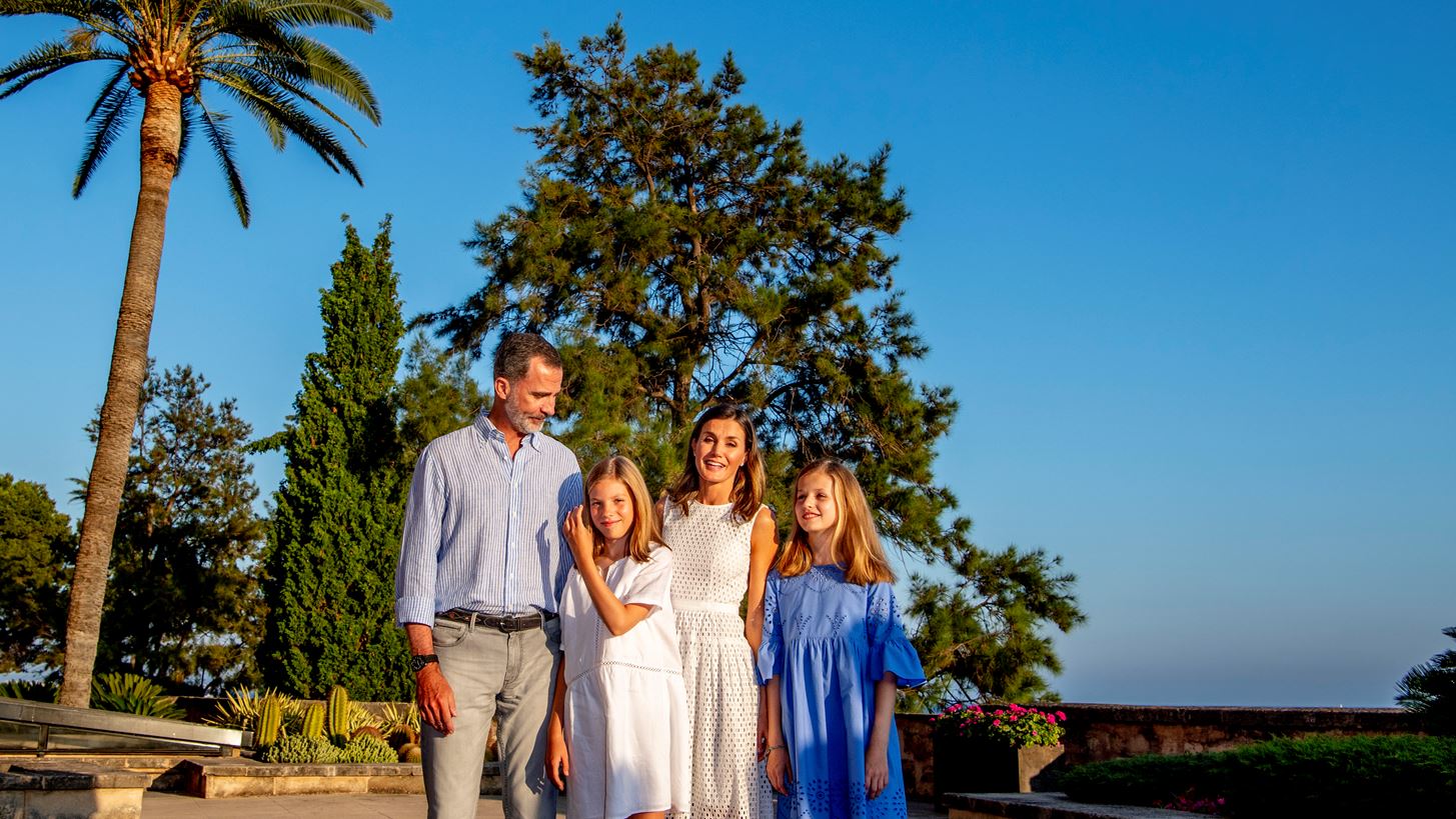 Royal Portraits: &#x397; &#x3B2;&#x3B1;&#x3C3;&#x3B9;&#x3BB;&#x3B9;&#x3BA;&#x3AE; &#x3BF;&#x3B9;&#x3BA;&#x3BF;&#x3B3;&#x3AD;&#x3BD;&#x3B5;&#x3B9;&#x3B1; &#x3C4;&#x3B7;&#x3C2; &#x399;&#x3C3;&#x3C0;&#x3B1;&#x3BD;&#x3AF;&#x3B1;&#x3C2; &#x3BA;&#x3AC;&#x3BD;&#x3B5;&#x3B9; &#x3B4;&#x3B9;&#x3B1;&#x3BA;&#x3BF;&#x3C0;&#x3AD;&#x3C2; &#x3C3;&#x3C4;&#x3B7; &#x39C;&#x3B1;&#x3B3;&#x3B9;&#x3CC;&#x3C1;&#x3BA;&#x3B1;