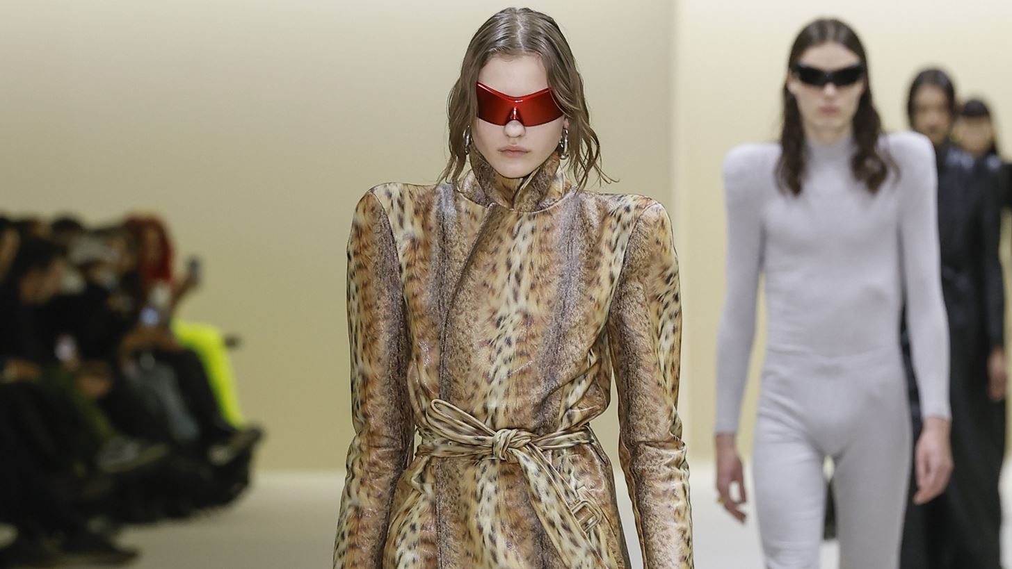 Balenciaga | &#x39F; Demna &#x3BC;&#x3CC;&#x3BB;&#x3B9;&#x3C2; &#x3C0;&#x3AE;&#x3B3;&#x3B5; &#x3C4;&#x3B9;&#x3C2; &#x3C0;&#x3C1;&#x3BF;&#x3C3;&#x3BA;&#x3BB;&#x3AE;&#x3C3;&#x3B5;&#x3B9;&#x3C2; fashion show &#x3C3;&#x3B5; &#x3AC;&#x3BB;&#x3BB;&#x3BF; &#x3B5;&#x3C0;&#x3AF;&#x3C0;&#x3B5;&#x3B4;&#x3BF;