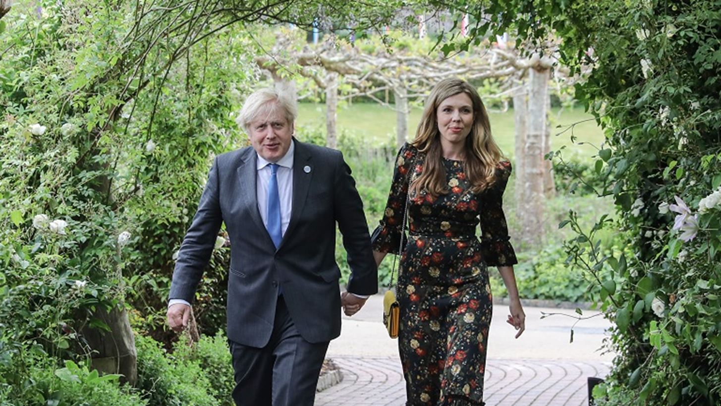 Carrie Symonds | &#x397; &#x3C3;&#x3CD;&#x3B6;&#x3C5;&#x3B3;&#x3BF;&#x3C2; &#x3C4;&#x3BF;&#x3C5; Boris Johnson &#x3BC;&#x3BF;&#x3B9;&#x3C1;&#x3AC;&#x3C3;&#x3C4;&#x3B7;&#x3BA;&#x3B5; &#x3BD;&#x3AD;&#x3B5;&#x3C2; &#x3C6;&#x3C9;&#x3C4;&#x3BF;&#x3B3;&#x3C1;&#x3B1;&#x3C6;&#x3AF;&#x3B5;&#x3C2; &#x3C4;&#x3B7;&#x3C2; &#x3BA;&#x3CC;&#x3C1;&#x3B7;&#x3C2; &#x3C4;&#x3BF;&#x3C5;&#x3C2;, Romy