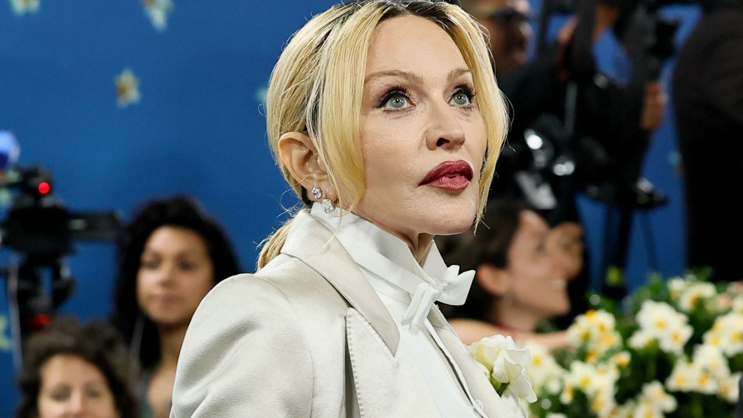 Madonna | &#x3A3;&#x3C4;&#x3AE;&#x3C1;&#x3B9;&#x3BE;&#x3B5; &#x3C4;&#x3BF;&#x3BD; &#x3B3;&#x3B9;&#x3BF; &#x3C4;&#x3B7;&#x3C2;, Rocco Ritchie, &#x3C3;&#x3C4;&#x3B1; &#x3B5;&#x3B3;&#x3BA;&#x3B1;&#x3AF;&#x3BD;&#x3B9;&#x3B1; &#x3C4;&#x3B7;&#x3C2; &#x3AD;&#x3BA;&#x3B8;&#x3B5;&#x3C3;&#x3AE;&#x3C2; &#x3C4;&#x3BF;&#x3C5; &#x3C3;&#x3C4;&#x3BF; &#x39B;&#x3BF;&#x3BD;&#x3B4;&#x3AF;&#x3BD;&#x3BF; &#x3BC;&#x3B5; &#x3AD;&#x3BD;&#x3B1; &#x3B1;&#x3C1;&#x3C4;&#x3B9;&#x3C3;&#x3C4;&#x3AF;&#x3BA; look