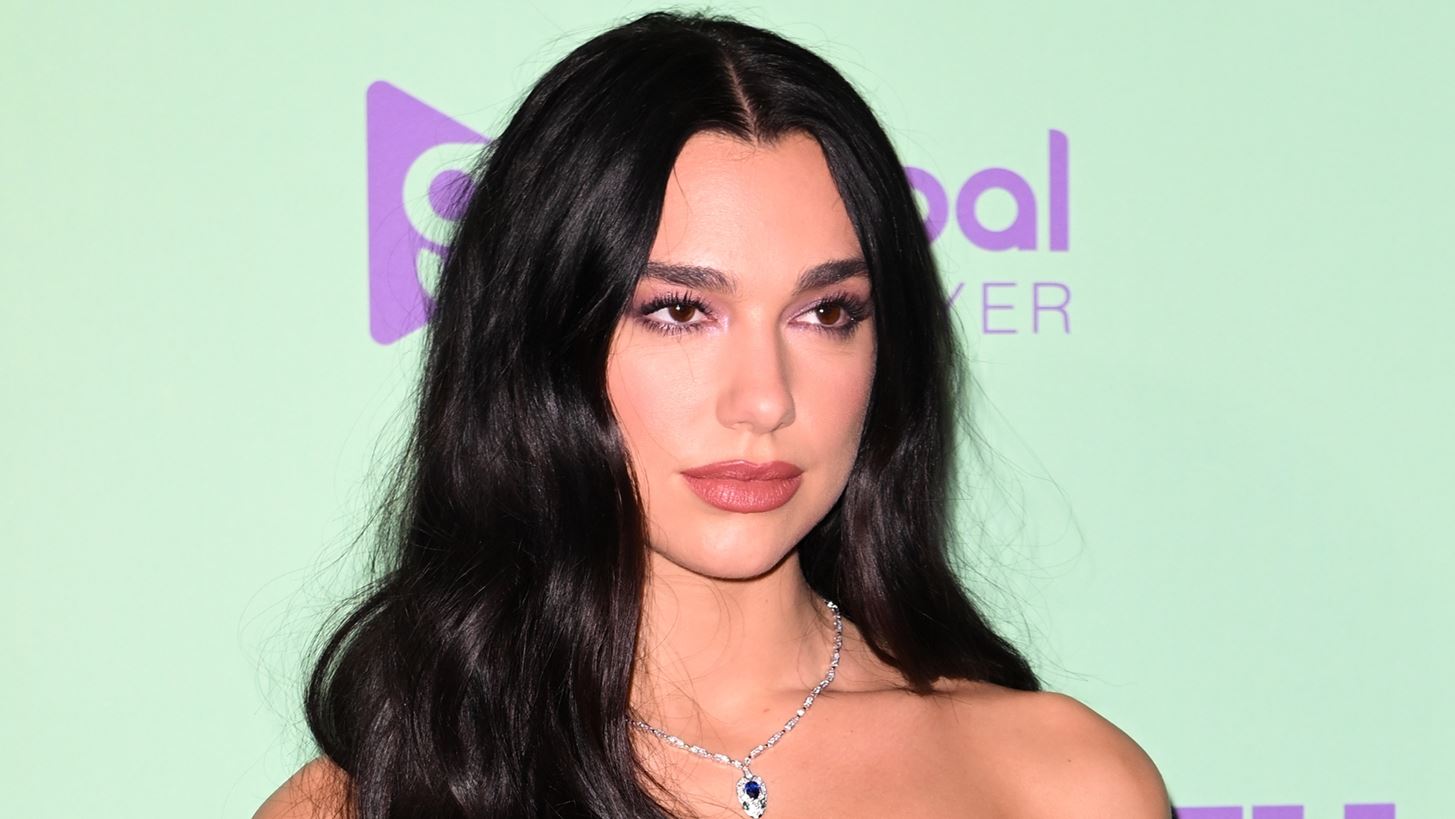 &#x3A0;&#x3BF;&#x3B9;&#x3BF;&#x3C2; Trevor Noah; &#x397; Dua Lipa &#x3AD;&#x3C7;&#x3B5;&#x3B9; &#x3BD;&#x3AD;&#x3BF; (&#x3BA;&#x3B1;&#x3B9; &#x3C0;&#x3BF;&#x3BB;&#x3CD; &#x3B4;&#x3B9;&#x3AC;&#x3C3;&#x3B7;&#x3BC;&#x3BF;) &#x3C3;&#x3CD;&#x3BD;&#x3C4;&#x3C1;&#x3BF;&#x3C6;&#x3BF;