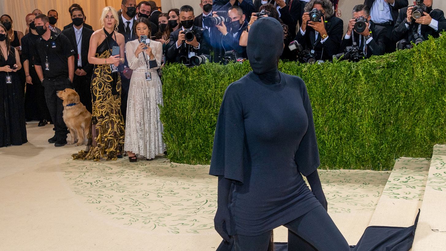 &#x397; Kim Kardashian &#x3B1;&#x3C0;&#x3BF;&#x3BA;&#x3AC;&#x3BB;&#x3C5;&#x3C8;&#x3B5; &#x3CC;&#x3C4;&#x3B9; &#x3B4;&#x3B5;&#x3BD; &#x3AE;&#x3B8;&#x3B5;&#x3BB;&#x3B5; &#x3BD;&#x3B1; &#x3C6;&#x3BF;&#x3C1;&#x3AD;&#x3C3;&#x3B5;&#x3B9; &#x3C4;&#x3B7; &#x3BC;&#x3AC;&#x3C3;&#x3BA;&#x3B1; &#x3C3;&#x3C4;&#x3B7; &#x3B8;&#x3C1;&#x3C5;&#x3BB;&#x3B9;&#x3BA;&#x3AE; &#x3B5;&#x3BC;&#x3C6;&#x3AC;&#x3BD;&#x3B9;&#x3C3;&#x3B7; &#x3C3;&#x3C4;&#x3BF; &#x39C;&#x395;&#x3A4; Gala