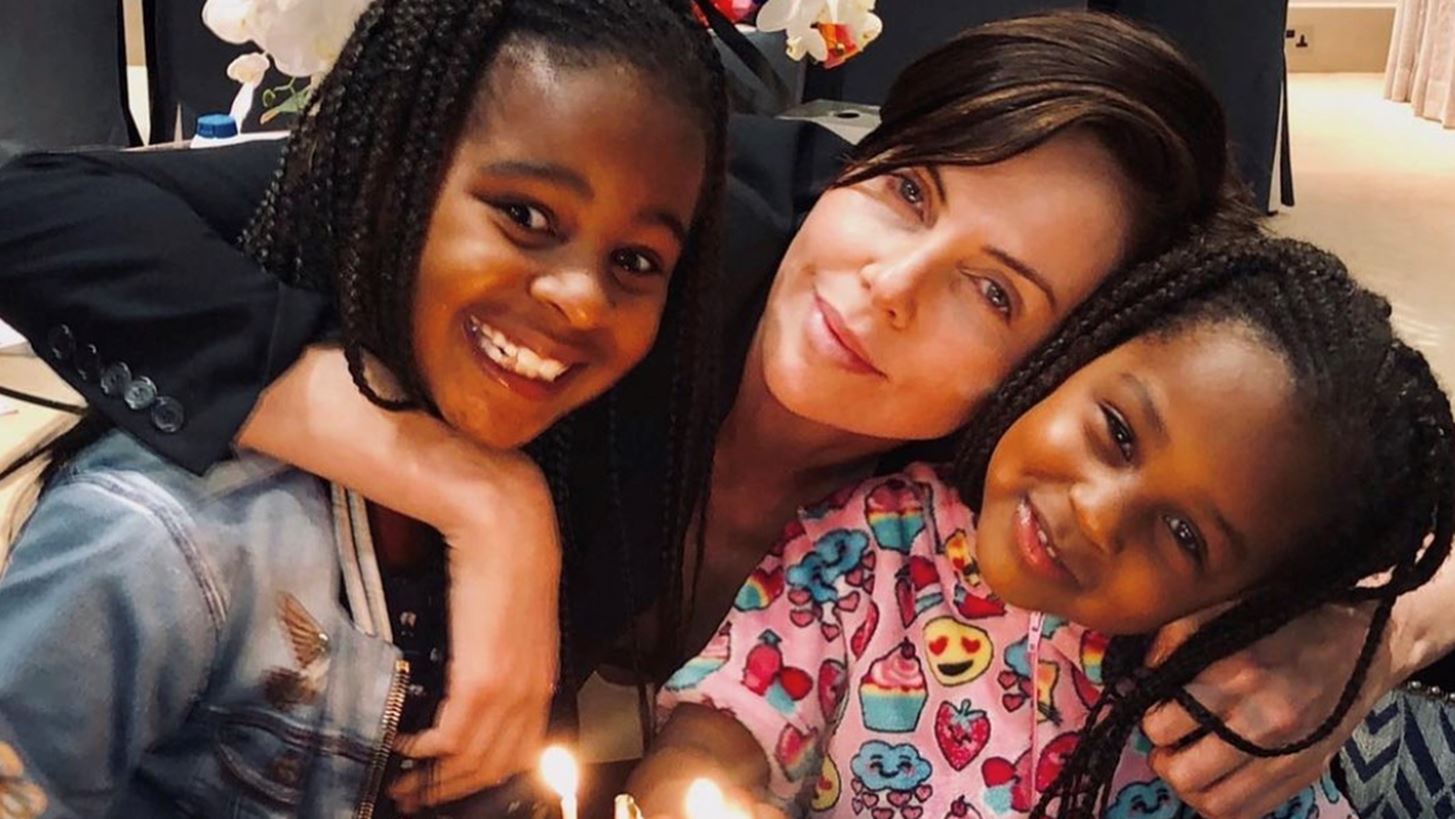 H &#x3C3;&#x3C0;&#x3AC;&#x3BD;&#x3B9;&#x3B1; &#x3C6;&#x3C9;&#x3C4;&#x3BF;&#x3B3;&#x3C1;&#x3B1;&#x3C6;&#x3AF;&#x3B1; &#x3C4;&#x3B7;&#x3C2; Charlize Theron &#x3BC;&#x3B5; &#x3C4;&#x3B7;&#x3BD; &#x3BA;&#x3CC;&#x3C1;&#x3B7; &#x3C4;&#x3B7;&#x3C2;, August