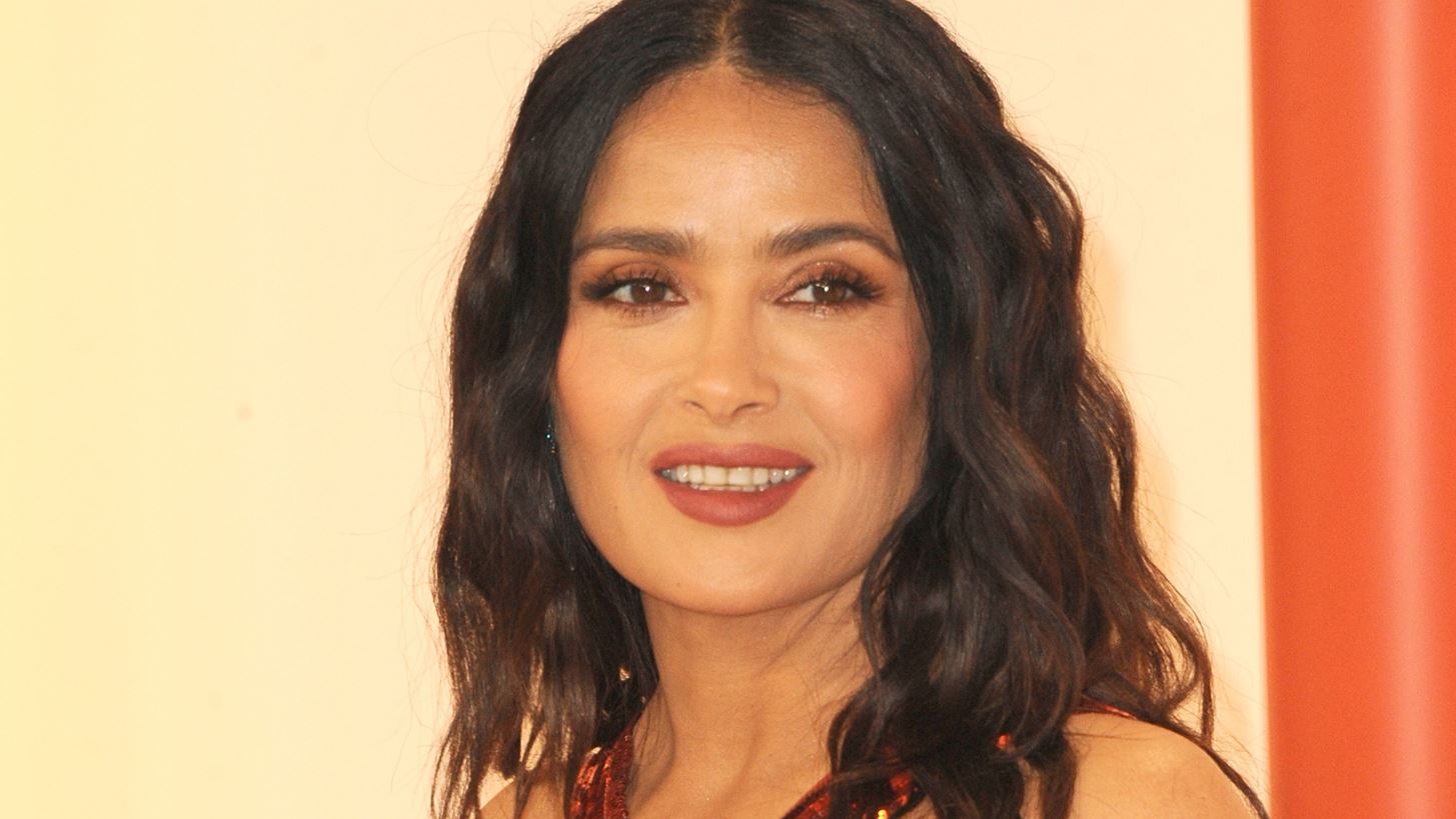 Salma Hayek: &quot;&#x395;&#x3AF;&#x3BC;&#x3B1;&#x3B9; &#x3C4;&#x3CC;&#x3C3;&#x3BF; &#x3B5;&#x3C5;&#x3B3;&#x3BD;&#x3CE;&#x3BC;&#x3C9;&#x3BD; &#x3C0;&#x3BF;&#x3C5; &#x3AD;&#x3C7;&#x3C9; &#x3B1;&#x3BA;&#x3CC;&#x3BC;&#x3B1; &#x3C4;&#x3BF; &#x3C0;&#x3C1;&#x3BF;&#x3BD;&#x3CC;&#x3BC;&#x3B9;&#x3BF; &#x3BD;&#x3B1; &#x3B1;&#x3C0;&#x3BF;&#x3BB;&#x3B1;&#x3BC;&#x3B2;&#x3AC;&#x3BD;&#x3C9; &#x3C4;&#x3B7; &#x3BC;&#x3B7;&#x3C4;&#x3AD;&#x3C1;&#x3B1; &#x3BC;&#x3BF;&#x3C5;&quot;