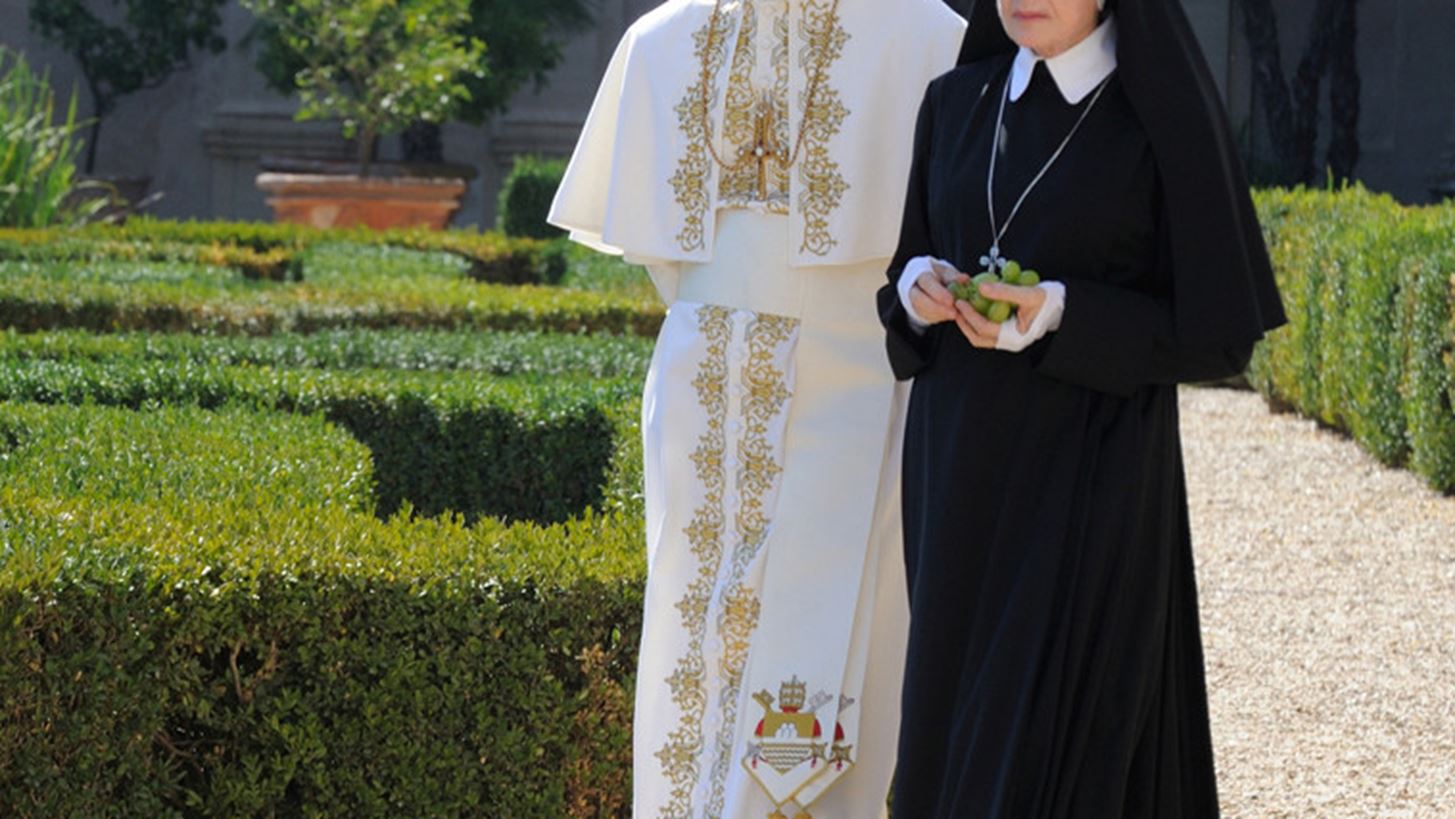 &#x3A4;&#x3B1; &#x3BA;&#x3CC;&#x3BA;&#x3BA;&#x3B9;&#x3BD;&#x3B1; &#x3C0;&#x3B1;&#x3C0;&#x3BF;&#x3CD;&#x3C4;&#x3C3;&#x3B9;&#x3B1; &#x3C4;&#x3BF;&#x3C5; Jude Law &#x3C3;&#x3C4;&#x3BF; Young Pope &#x3BB;&#x3AD;&#x3BD;&#x3B5; &#x3BC;&#x3B9;&#x3B1; &#x3B9;&#x3C3;&#x3C4;&#x3BF;&#x3C1;&#x3AF;&#x3B1; &#x3B1;&#x3C0;&#x3CC; &#x3BC;&#x3CC;&#x3BD;&#x3B1; &#x3C4;&#x3BF;&#x3C5;&#x3C2;