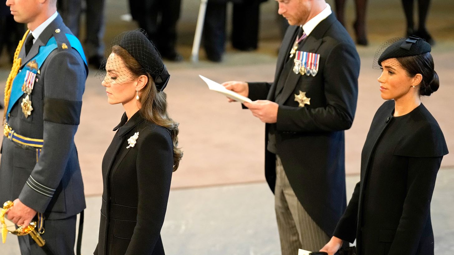 Meghan Markle &#x2013; Kate Middleton | &#x397; &#x3C3;&#x3C4;&#x3B9;&#x3B3;&#x3BC;&#x3AE; &#x3C0;&#x3BF;&#x3C5; &#x3C3;&#x3C4;&#x3AC;&#x3B8;&#x3B7;&#x3BA;&#x3B1;&#x3BD; &#x3B4;&#x3AF;&#x3C0;&#x3BB;&#x3B1;- &#x3B4;&#x3AF;&#x3C0;&#x3BB;&#x3B1; &#x3C3;&#x3C4;&#x3B7;&#x3BD; &#x3BA;&#x3B7;&#x3B4;&#x3B5;&#x3AF;&#x3B1; &#x3C4;&#x3B7;&#x3C2; &#x3B2;&#x3B1;&#x3C3;&#x3AF;&#x3BB;&#x3B9;&#x3C3;&#x3C3;&#x3B1;&#x3C2; &#x395;&#x3BB;&#x3B9;&#x3C3;&#x3AC;&#x3B2;&#x3B5;&#x3C4;