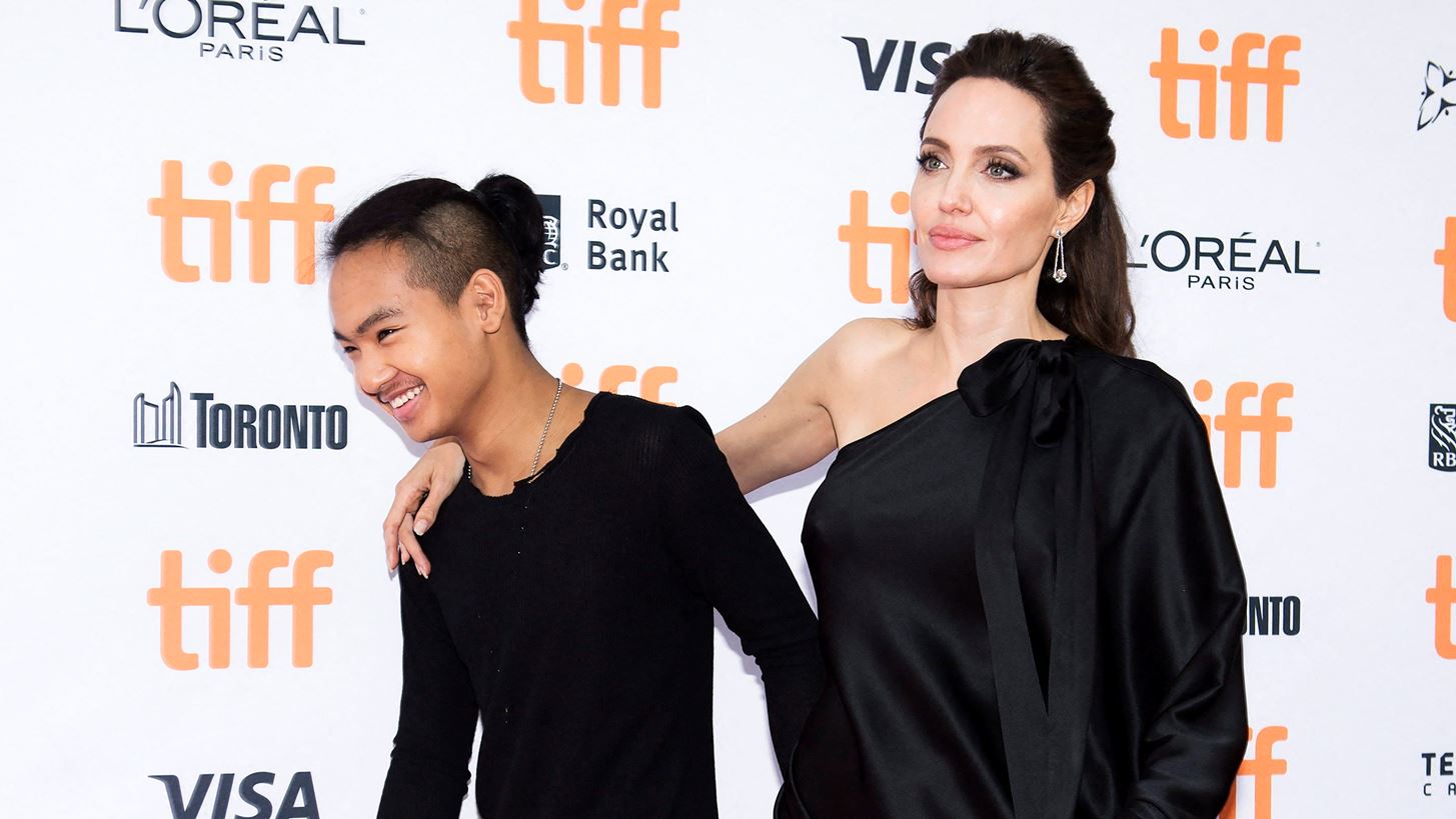 Angelina Jolie | &#x39D;&#x3AD;&#x3B1; &#x3C3;&#x3C4;&#x3BF;&#x3B9;&#x3C7;&#x3B5;&#x3AF;&#x3B1; &#x3B5;&#x3B9;&#x3BA;&#x3AC;&#x3B6;&#x3BF;&#x3C5;&#x3BD; &#x3C0;&#x3C9;&#x3C2; &#x3B7; &#x3C5;&#x3B9;&#x3BF;&#x3B8;&#x3B5;&#x3C3;&#x3AF;&#x3B1; &#x3C4;&#x3BF;&#x3C5; Maddox &#x3AE;&#x3C4;&#x3B1;&#x3BD; &#x3C0;&#x3B1;&#x3C1;&#x3AC;&#x3BD;&#x3BF;&#x3BC;&#x3B7;
