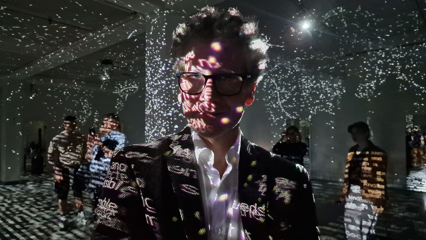 Συνέντευξη | Ο Charles Sandison μετατρέπει την Αθήνα σε ένα πεδίο όπου η τεχνητή νοημοσύνη συναντά τη φιλοσοφία και την τέχνη