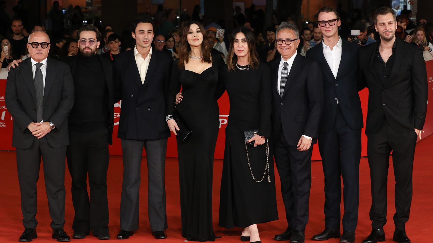 Monica Bellucci | &#x39F; &#x388;&#x3BB;&#x3BB;&#x3B7;&#x3BD;&#x3B1;&#x3C2; &#x3C3;&#x3BA;&#x3B7;&#x3BD;&#x3BF;&#x3B8;&#x3AD;&#x3C4;&#x3B7;&#x3C2; &#x3C0;&#x3BF;&#x3C5; &#x3C0;&#x3CC;&#x3B6;&#x3B1;&#x3C1;&#x3B5; &#x3B4;&#x3AF;&#x3C0;&#x3BB;&#x3B1; &#x3C4;&#x3B7;&#x3C2; &#x3C3;&#x3C4;&#x3BF; &#x3BA;&#x3CC;&#x3BA;&#x3BA;&#x3B9;&#x3BD;&#x3BF; &#x3C7;&#x3B1;&#x3BB;&#x3AF; &#x3C3;&#x3C4;&#x3B7; &#x3A1;&#x3CE;&#x3BC;&#x3B7;