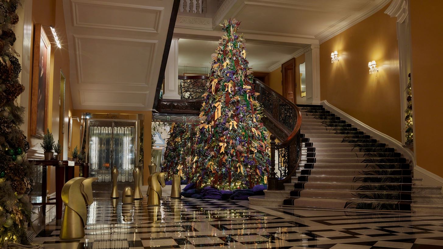 &#x3A4;&#x3BF; &#x3C6;&#x3B5;&#x3C4;&#x3B9;&#x3BD;&#x3CC; &#x3C7;&#x3C1;&#x3B9;&#x3C3;&#x3C4;&#x3BF;&#x3C5;&#x3B3;&#x3B5;&#x3BD;&#x3BD;&#x3B9;&#x3AC;&#x3C4;&#x3B9;&#x3BA;&#x3BF; &#x3B4;&#x3AD;&#x3BD;&#x3C4;&#x3C1;&#x3BF; &#x3C4;&#x3BF;&#x3C5; Claridge&#x27;s &#x3C6;&#x3AD;&#x3C1;&#x3B5;&#x3B9; &#x3C4;&#x3B7;&#x3BD; &#x3C5;&#x3C0;&#x3BF;&#x3B3;&#x3C1;&#x3B1;&#x3C6;&#x3AE; &#x3C4;&#x3BF;&#x3C5; Daniel Lee &#x3BA;&#x3B1;&#x3B9; &#x3C4;&#x3BF;&#x3C5; &#x3BF;&#x3AF;&#x3BA;&#x3BF;&#x3C5; Burberry