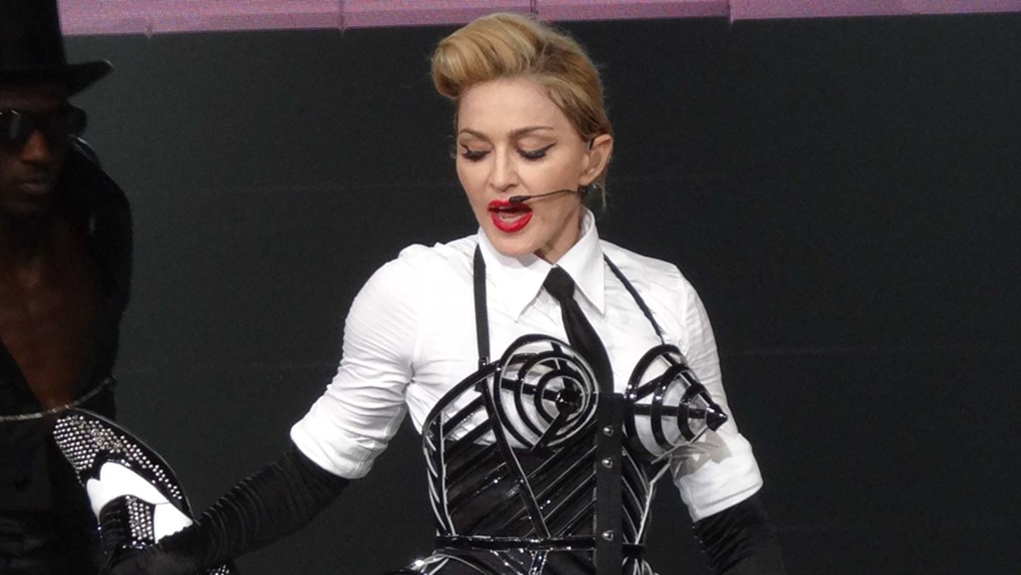 Madonna | &#x395;&#x3C0;&#x3B1;&#x3BD;&#x3B1;&#x3C6;&#x3AD;&#x3C1;&#x3B5;&#x3B9; &#x3C4;&#x3BF; iconic &#x3BA;&#x3C9;&#x3BD;&#x3B9;&#x3BA;&#x3CC; &#x3C3;&#x3BF;&#x3C5;&#x3C4;&#x3B9;&#x3AD;&#x3BD; &#x3C4;&#x3BF;&#x3C5; Jean Paul Gaultier &#x3B3;&#x3B9;&#x3B1; &#x3C4;&#x3B7;&#x3BD; Celebration &#x3C0;&#x3B5;&#x3C1;&#x3B9;&#x3BF;&#x3B4;&#x3B5;&#x3AF;&#x3B1; &#x3C4;&#x3B7;&#x3C2;