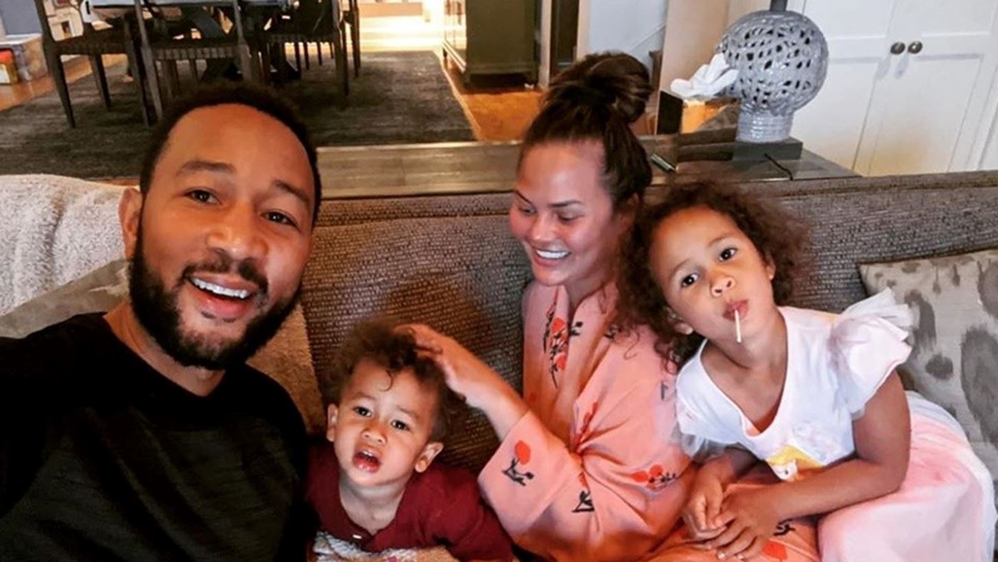 Chrissy Teigen - John Legend | &#x3A4;&#x3BF; &#x3C4;&#x3C1;&#x3C5;&#x3C6;&#x3B5;&#x3C1;&#x3CC; &#x3B2;&#x3AF;&#x3BD;&#x3C4;&#x3B5;&#x3BF; &#x3BC;&#x3B5; &#x3C4;&#x3B7;&#x3BD; &#x3B1;&#x3BE;&#x3B9;&#x3BF;&#x3BB;&#x3AC;&#x3C4;&#x3C1;&#x3B5;&#x3C5;&#x3C4;&#x3B7; 2 &#x3BC;&#x3B7;&#x3BD;&#x3CE;&#x3BD; &#x3BA;&#x3CC;&#x3C1;&#x3B7; &#x3C4;&#x3BF;&#x3C5;&#x3C2;, Esti