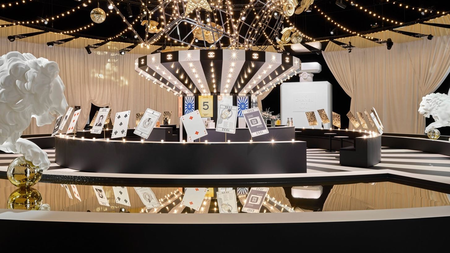 Le Grand Num&#xE9;ro de Chanel: &#x39C;&#x3B9;&#x3B1; &#x3AD;&#x3BA;&#x3B8;&#x3B5;&#x3C3;&#x3B7; &#x2013; &#x3B5;&#x3BC;&#x3C0;&#x3B5;&#x3B9;&#x3C1;&#x3AF;&#x3B1; &#x3C3;&#x3C4;&#x3BF; &#x3A0;&#x3B1;&#x3C1;&#x3AF;&#x3C3;&#x3B9;