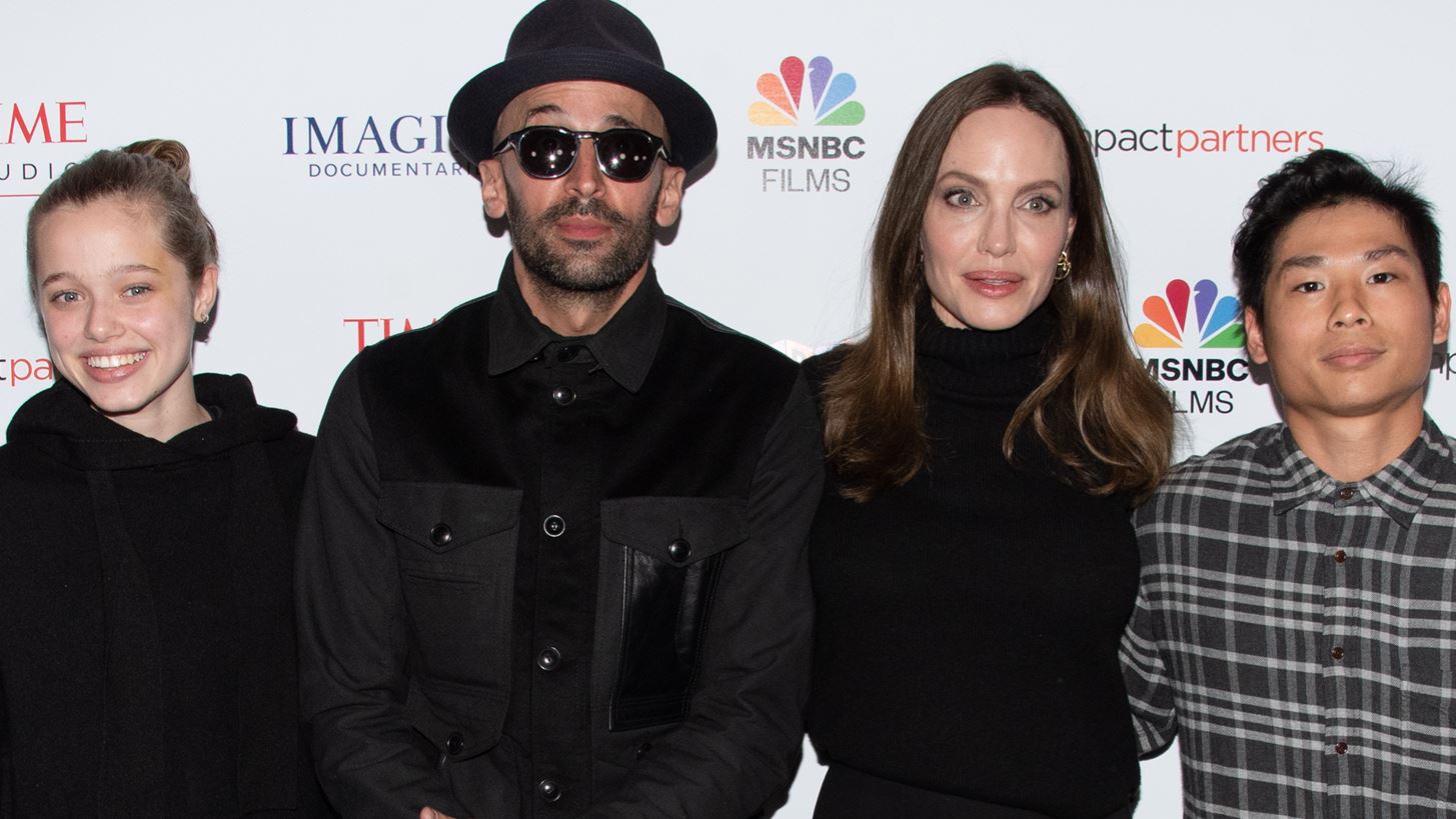 Angelina Jolie | &#x397; &#x3BD;&#x3AD;&#x3B1; casual &#x3B5;&#x3BC;&#x3C6;&#x3AC;&#x3BD;&#x3B9;&#x3C3;&#x3B7; &#x3BC;&#x3B5; &#x3C4;&#x3B1; &#x3C0;&#x3B1;&#x3B9;&#x3B4;&#x3B9;&#x3AC; &#x3C4;&#x3B7;&#x3C2; &#x3C3;&#x3B5; &#x3C0;&#x3C1;&#x3B5;&#x3BC;&#x3B9;&#x3AD;&#x3C1;&#x3B1; &#x3C4;&#x3B1;&#x3B9;&#x3BD;&#x3AF;&#x3B1;&#x3C2; - &#x3A4;&#x3BF; matchy matchy look &#x3BC;&#x3B5; &#x3C4;&#x3B7;&#x3BD; Shiloh