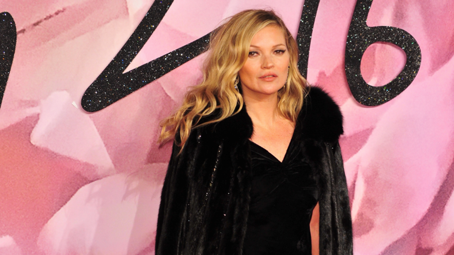 &#x39A;&#x3B1;&#x3BC;&#x3AF;&#x3B1; &#x3B4;&#x3B5;&#x3BD; &#x3C6;&#x3BF;&#x3C1;&#x3AC; &#x3C4;&#x3BF; total black &#x3CC;&#x3C0;&#x3C9;&#x3C2; &#x3B7; Kate Moss