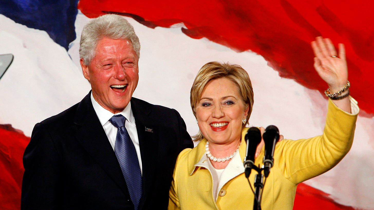 &#x397; Hillary Clinton &#x3B1;&#x3C0;&#x3BF;&#x3BA;&#x3AC;&#x3BB;&#x3C5;&#x3C8;&#x3B5; &#x3C4;&#x3BF; &#x3C0;&#x3B9;&#x3BF; &#x3B8;&#x3B1;&#x3C1;&#x3C1;&#x3B1;&#x3BB;&#x3AD;&#x3BF; &#x3C0;&#x3C1;&#x3AC;&#x3B3;&#x3BC;&#x3B1; &#x3C0;&#x3BF;&#x3C5; &#x3AD;&#x3BA;&#x3B1;&#x3BD;&#x3B5; &#x3C0;&#x3BF;&#x3C4;&#x3AD; (&#x3BA;&#x3B1;&#x3B9; &#x3BD;&#x3B1;&#x3B9; &#x3AD;&#x3C7;&#x3B5;&#x3B9; &#x3BD;&#x3B1; &#x3BA;&#x3AC;&#x3BD;&#x3B5;&#x3B9; &#x3BC;&#x3B5; &#x3C4;&#x3BF; &#x3C3;&#x3BA;&#x3AC;&#x3BD;&#x3B4;&#x3B1;&#x3BB;&#x3BF; &#x3C4;&#x3BF;&#x3C5; &#x3C3;&#x3C5;&#x3B6;&#x3CD;&#x3B3;&#x3BF;&#x3C5; &#x3C4;&#x3B7;&#x3C2;)